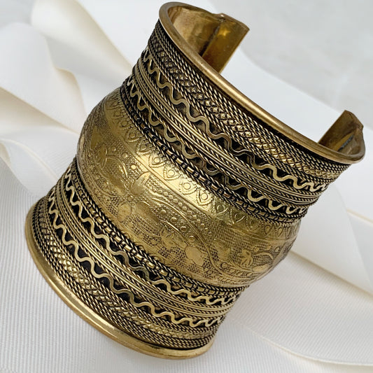 Hermoso Brazalete de Nepal en Brass 08-BNB-L8A00