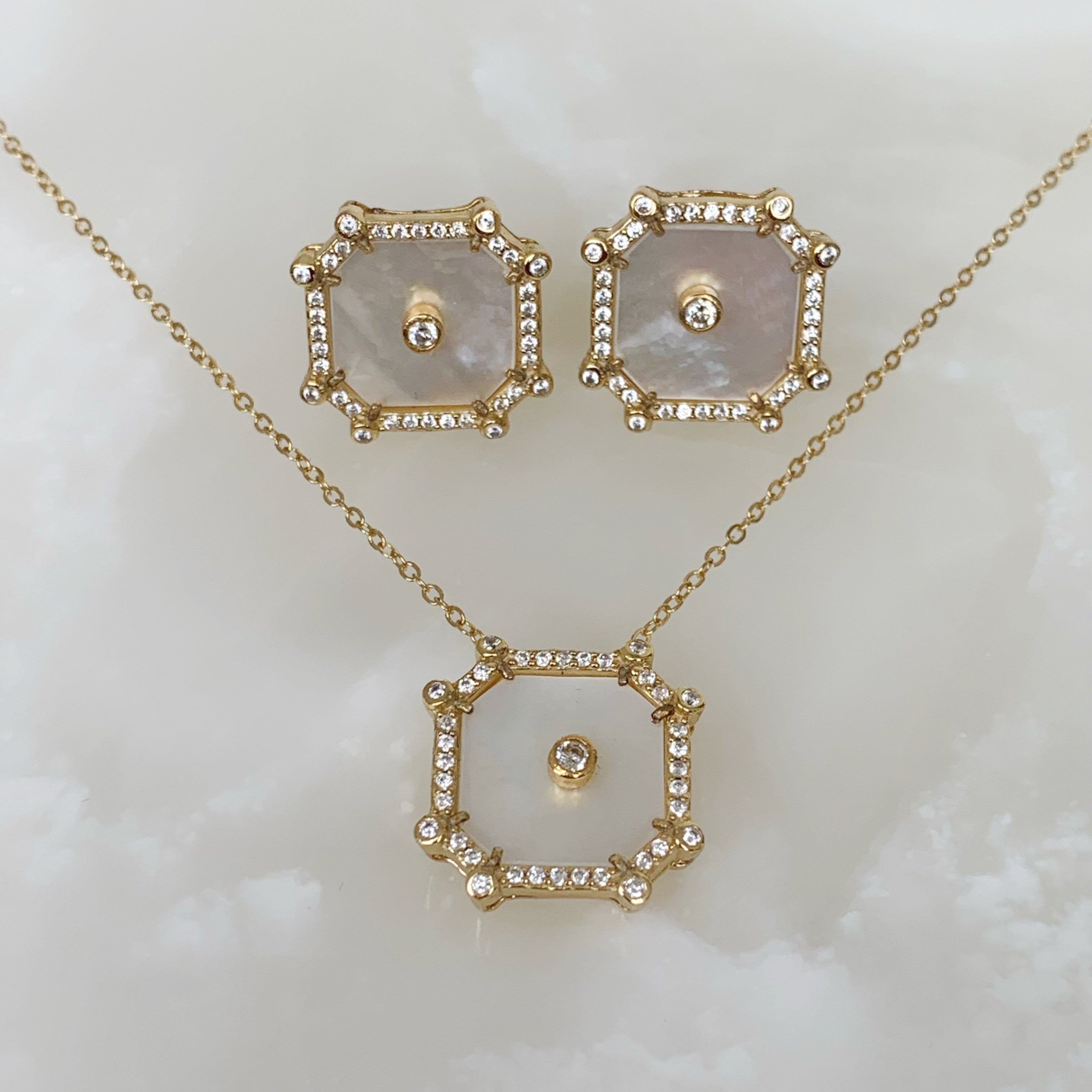 Cadena con Dije Octágono y Aretes en Madre Perla y Plata Dorada  22-CD-AR-L15A25-L17A50