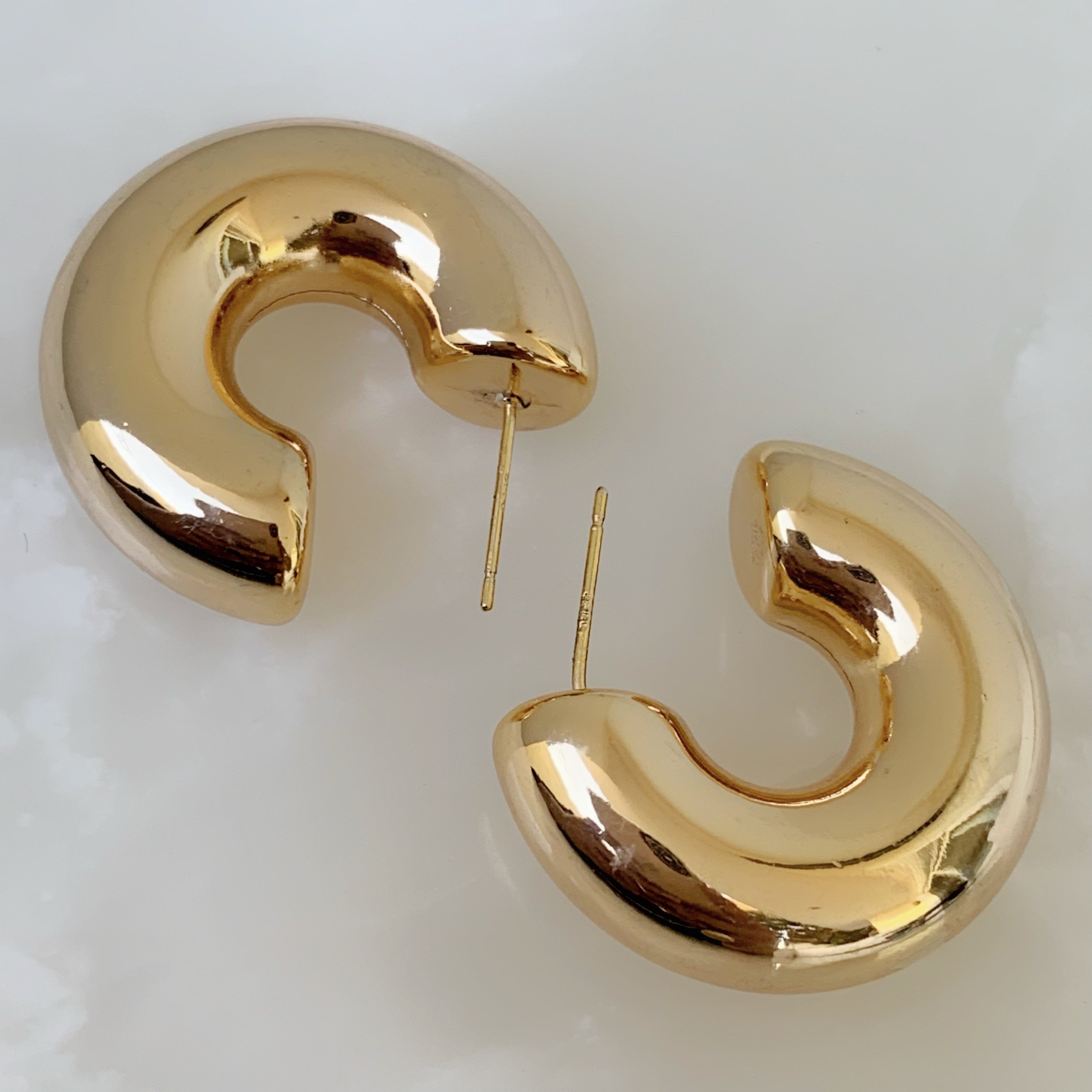 Brilla con Estilo Hoops Earrings en Oro Laminado 26-ARL-135