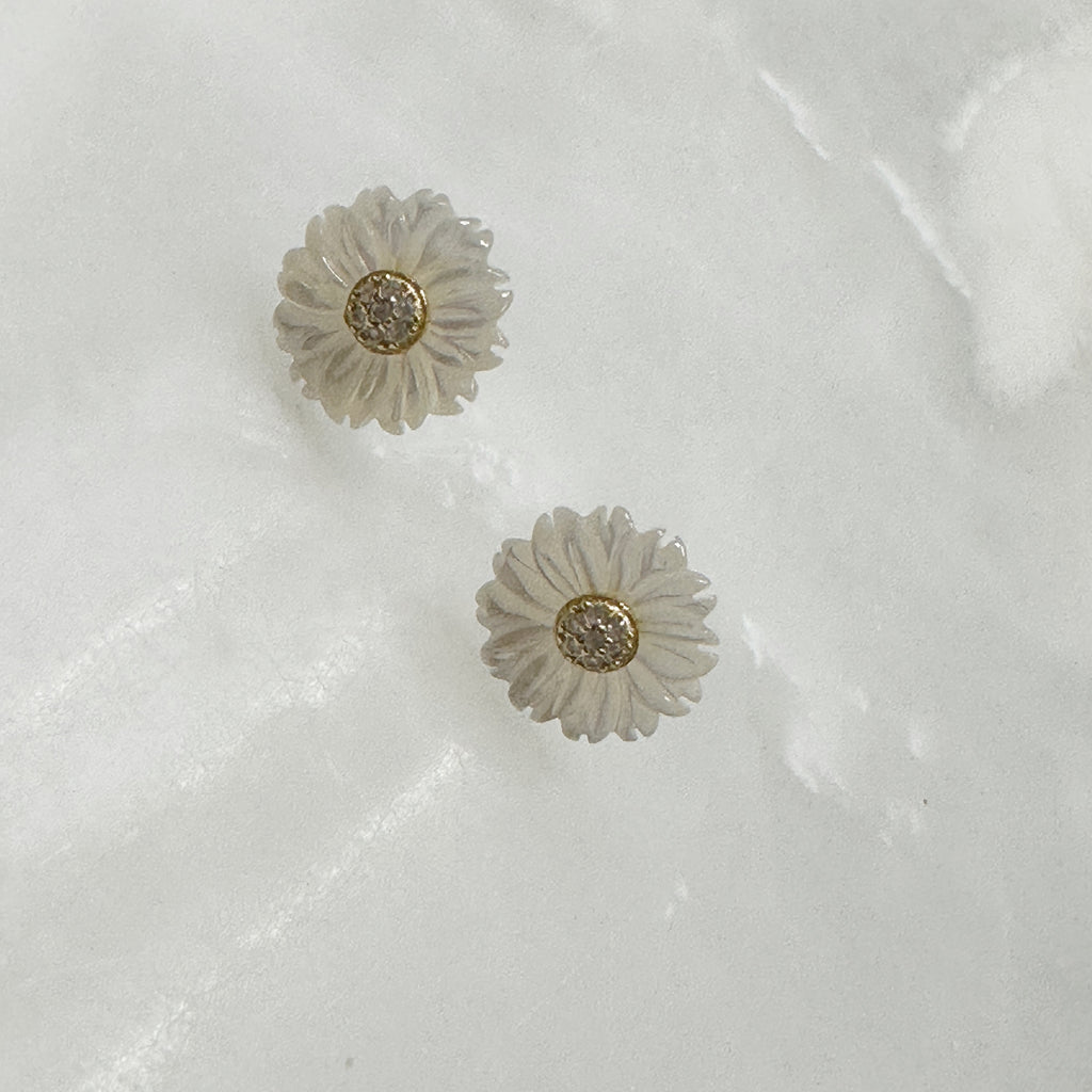 Aretes de Flor de Madre Perla y Plata Dorada 116-AR-L9A00