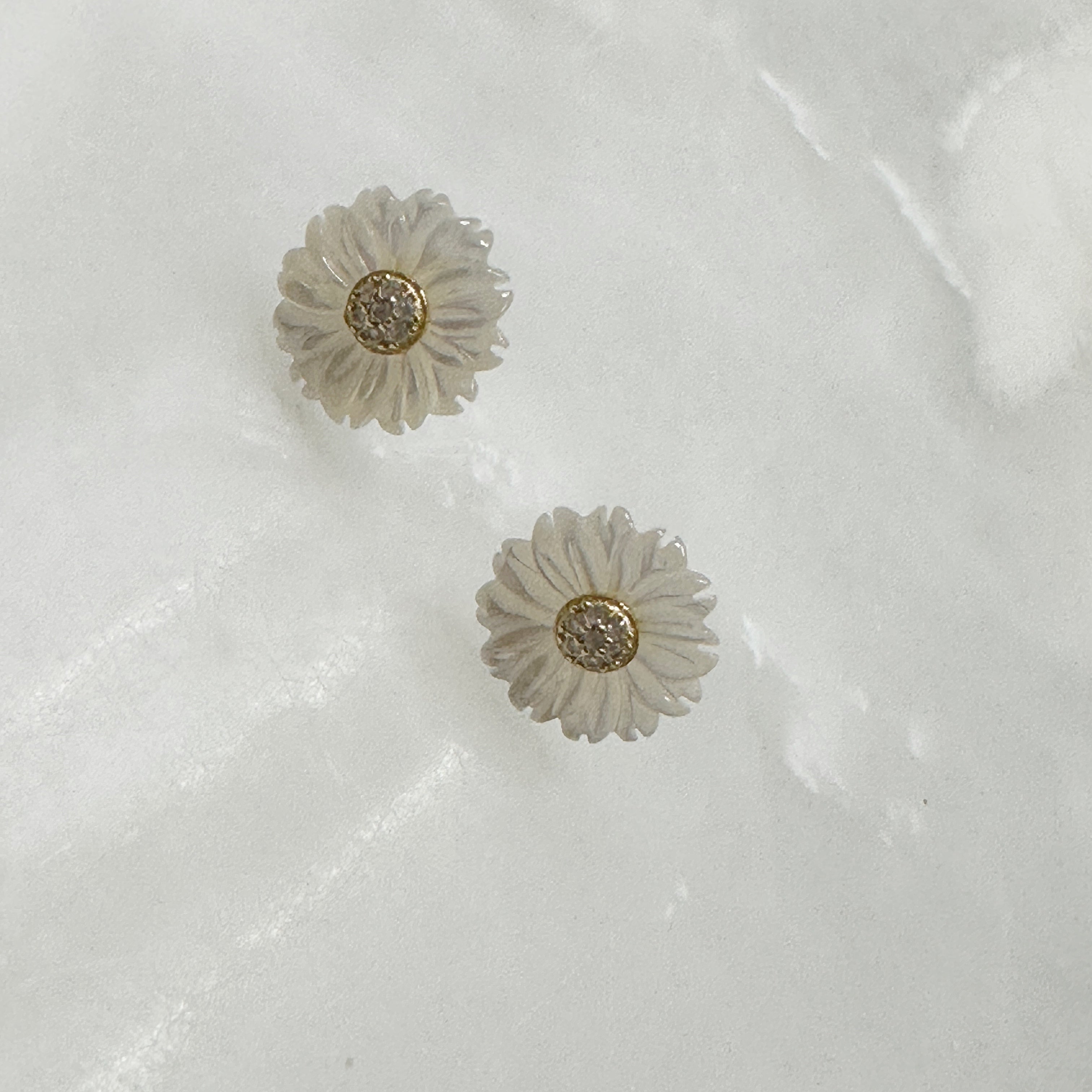 Aretes de Flor de Madre Perla y Plata Dorada 116-AR-L9A00