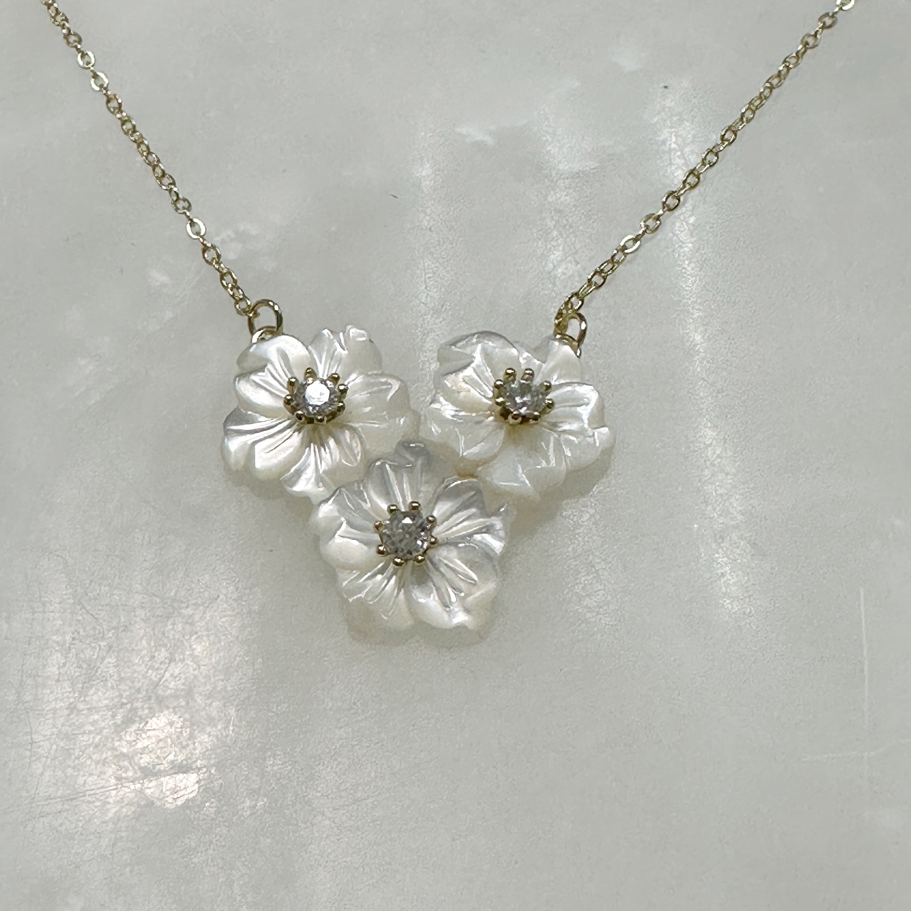 Exclusivo Juego de Cadena con Dijes y Aretes en Plata Dorada 70-CD-AR-L15A50-L18A00