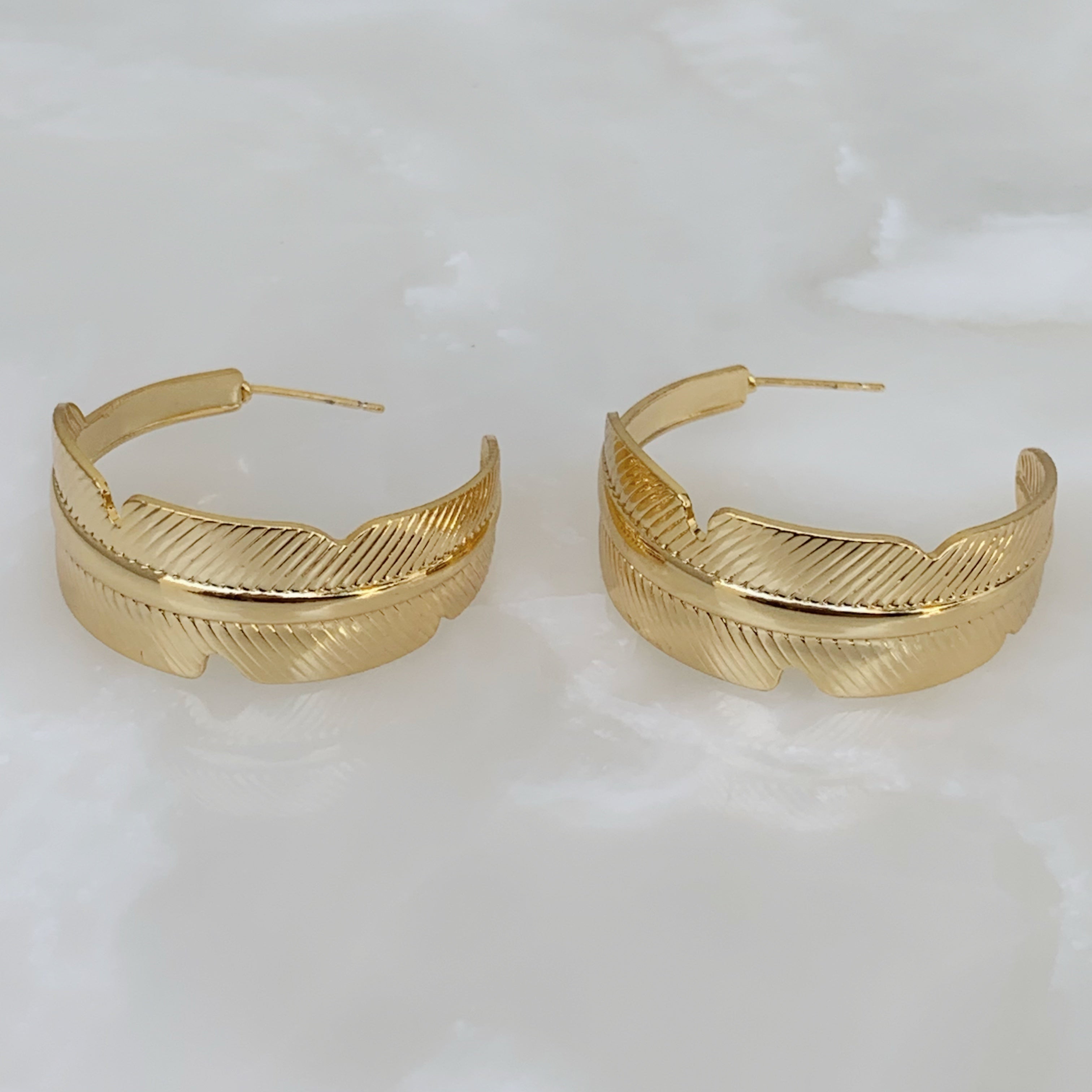 Brilla con Estilo Hoops Earrings en Oro Laminado 01-ARL-135