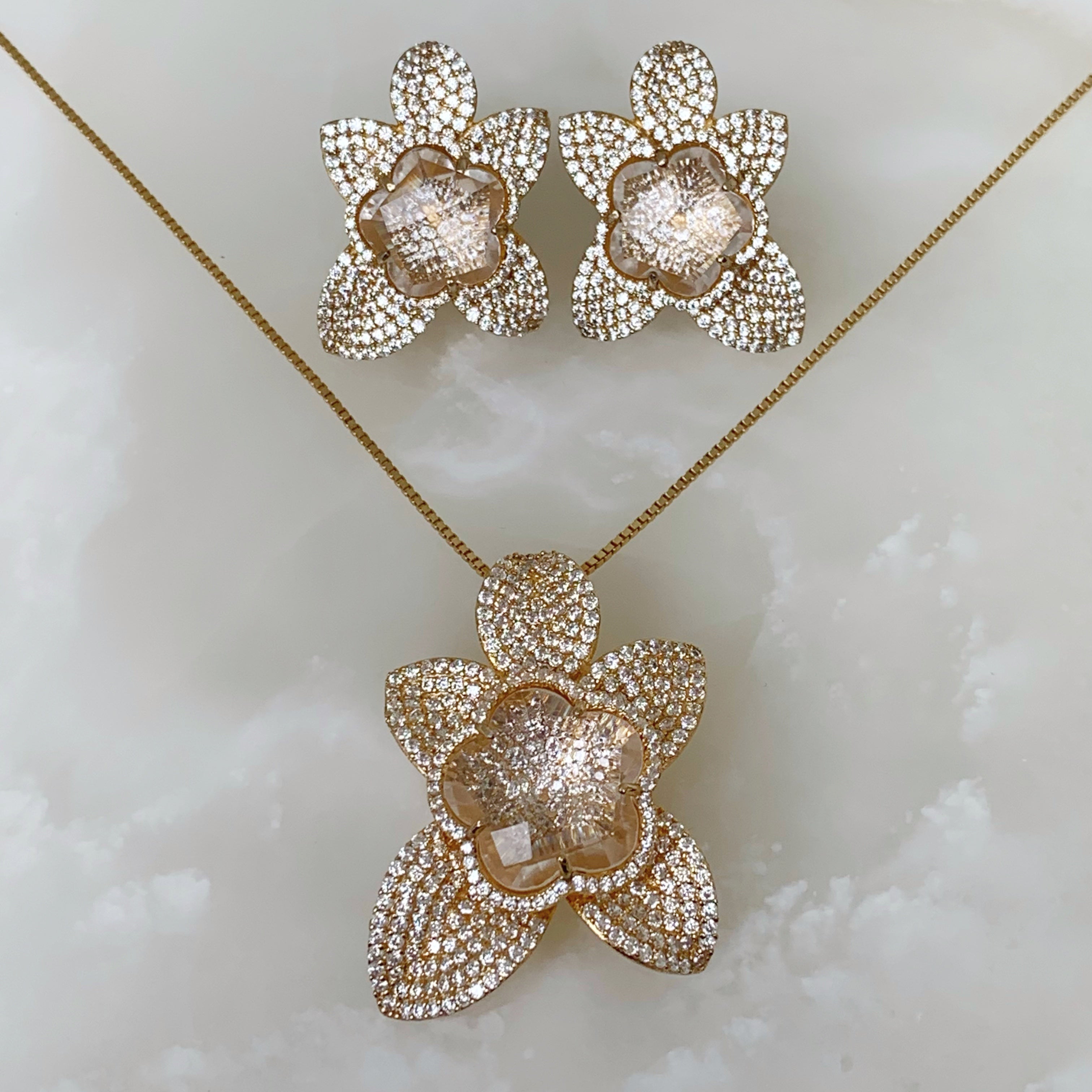 Exclusivo Juego de Cadena con Dije y Aretes en Plata Dorada 69-CD-AR-L61A25-L49A25