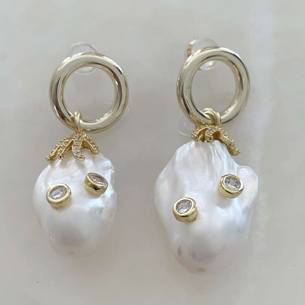 Elegantes Aretes colgantes en Madre Perla y Plata Dorada con Circonias Modelo 76-AR-L53