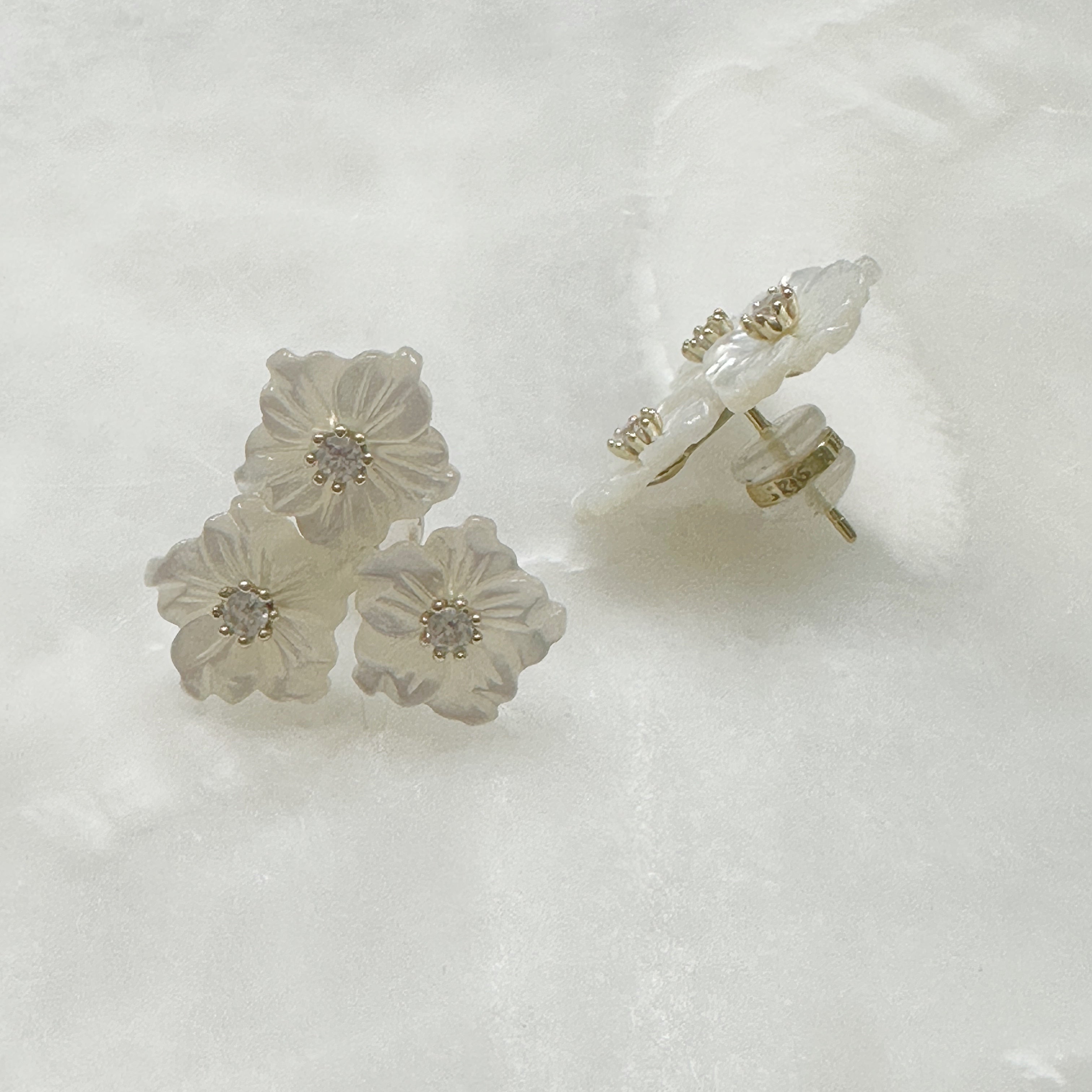 Exclusivo Juego de Cadena con Dijes y Aretes en Plata Dorada 70-CD-AR-L15A50-L18A00