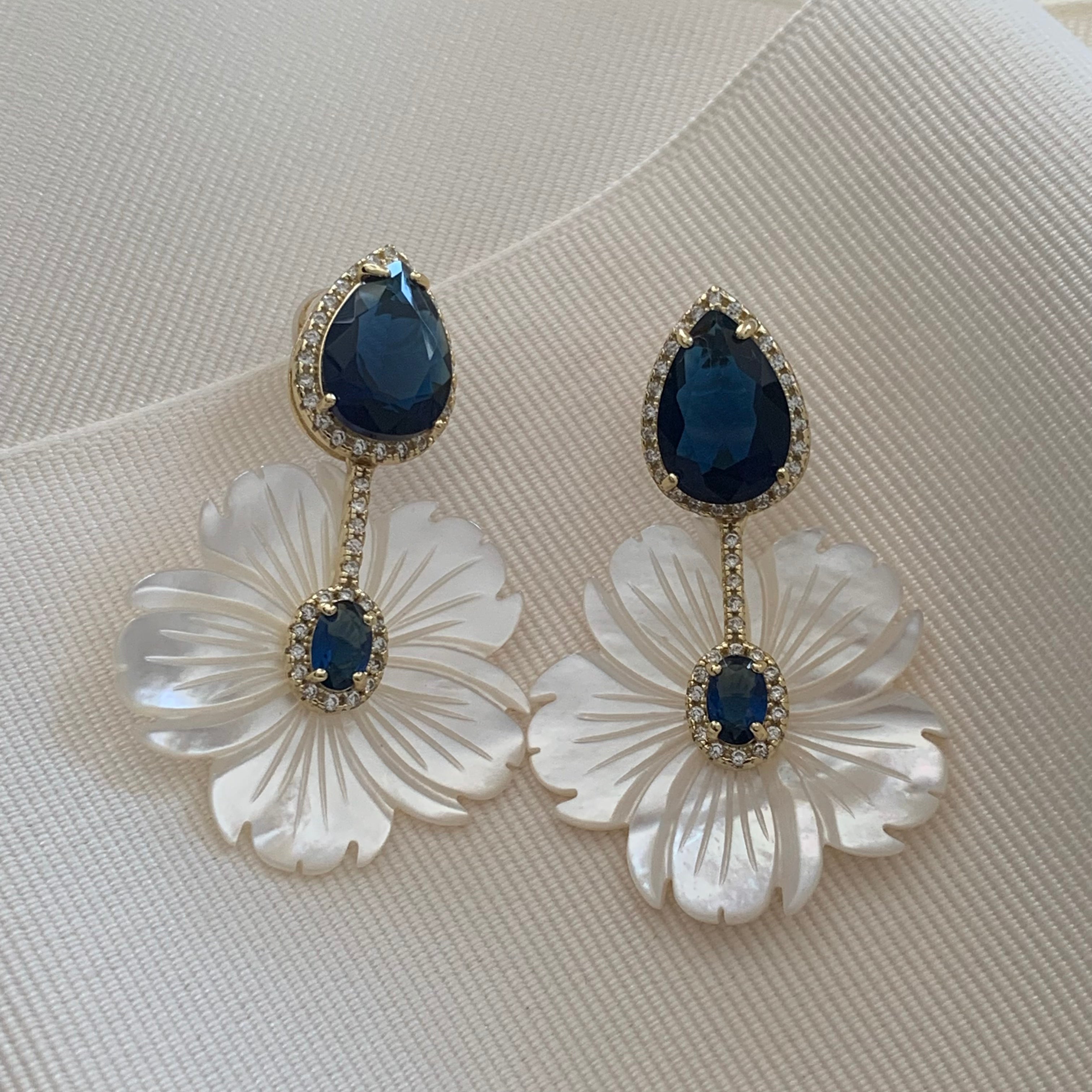 Aretes de Flor en Madre Perla y Plata Dorada con Circonia tono Zafiro Modelo 49-AR-L29A25