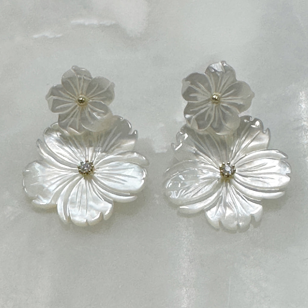 Aretes Colgantes de Flores en Madre Perla y Plata Dorada 106-AR-L30A00