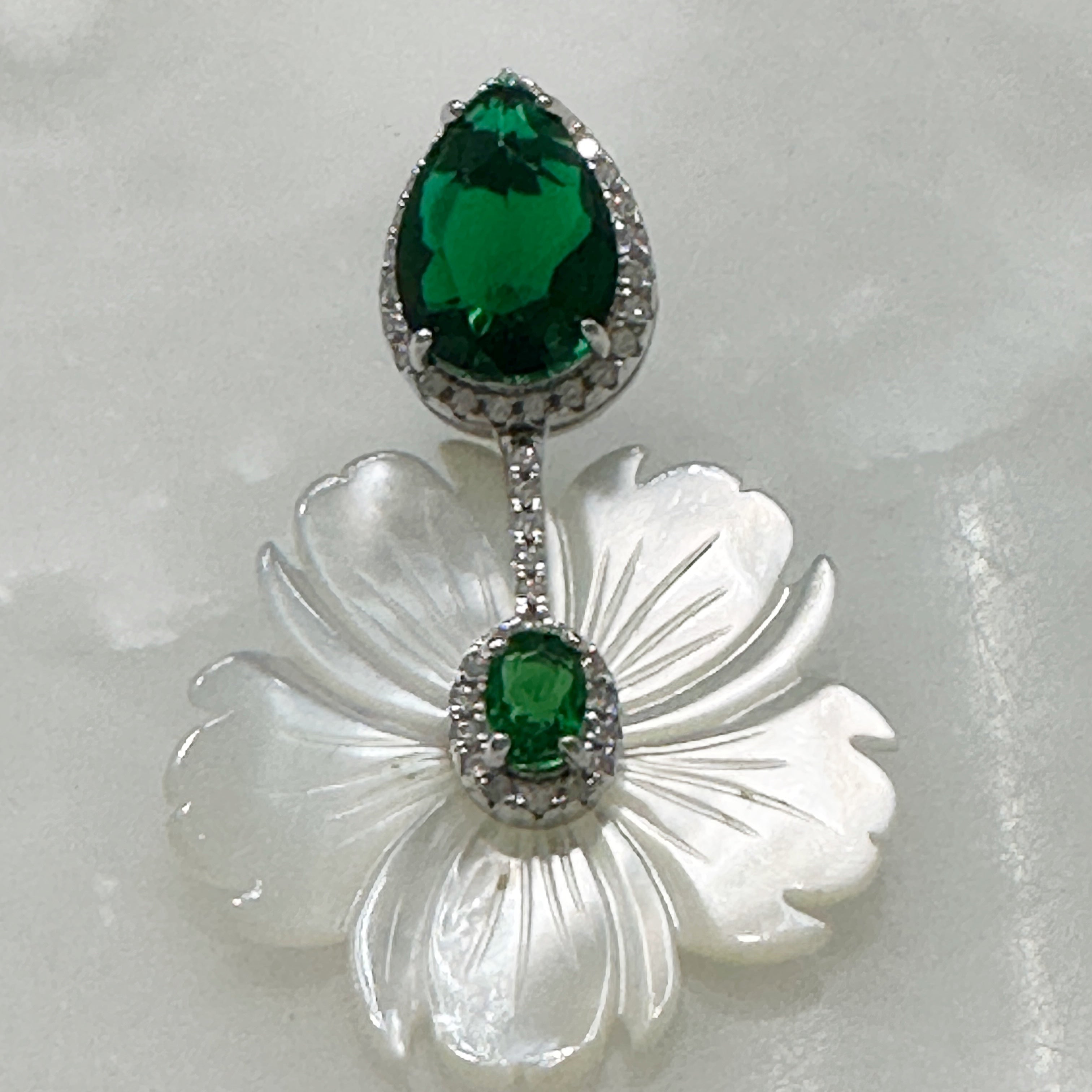 Aretes Colgantes de Flores en Madre Perla y Plata 112-AR-L40A00