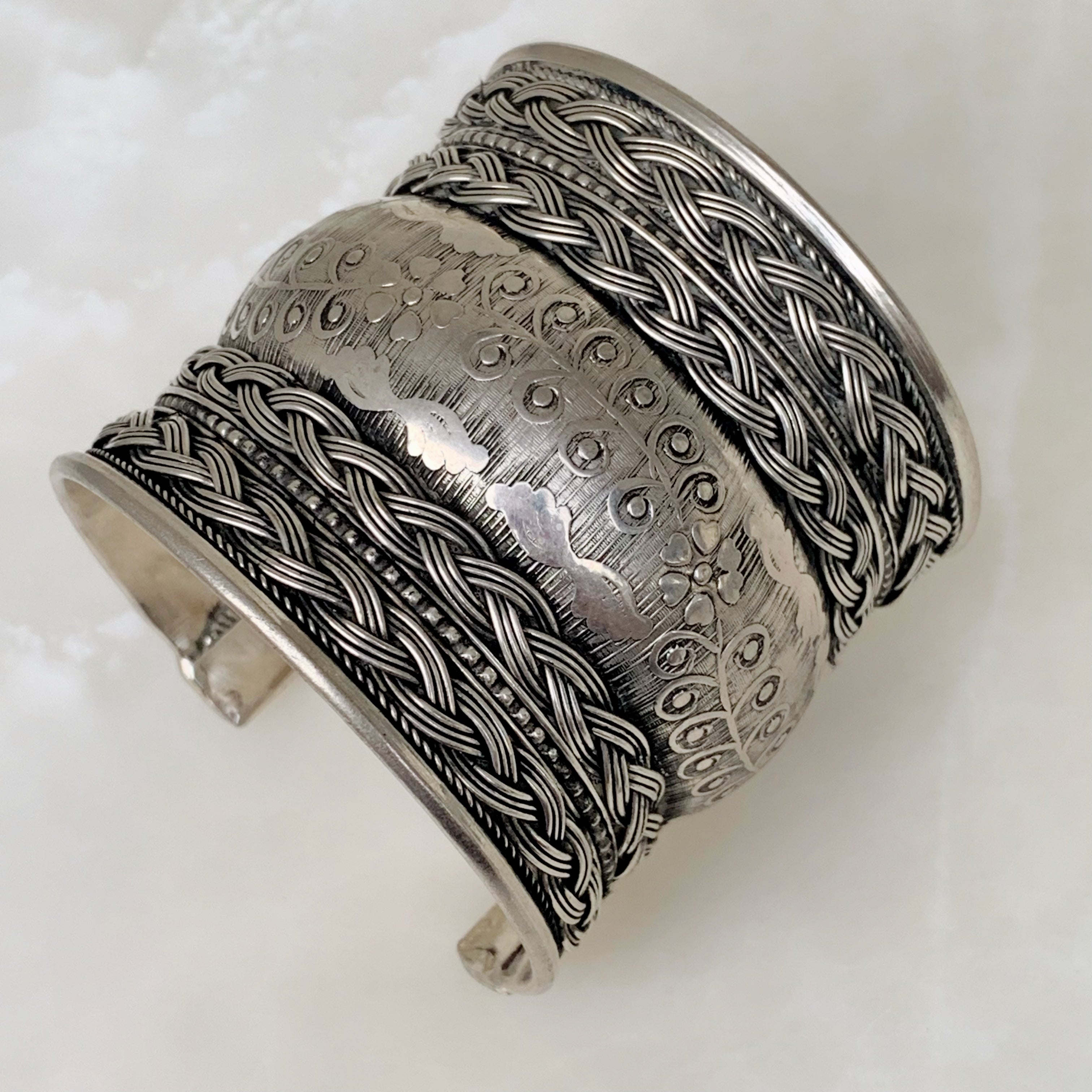 Hermoso Brazalete de Nepal en Brass 02-BNB-L8A00