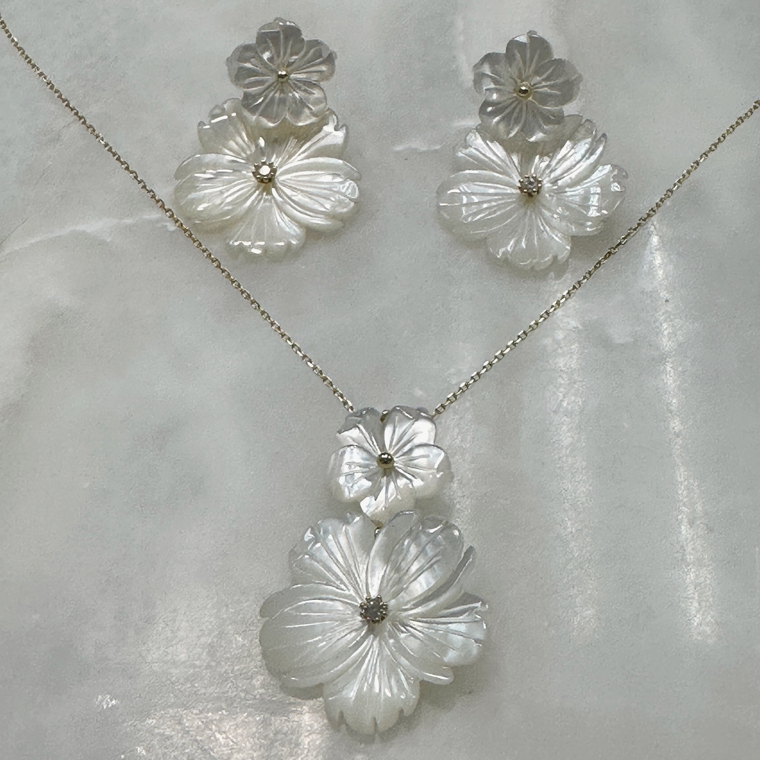 Exclusivo Juego de Cadena con Dije y Aretes en Plata Dorada 71-CD-AR-L20A50-L30A00