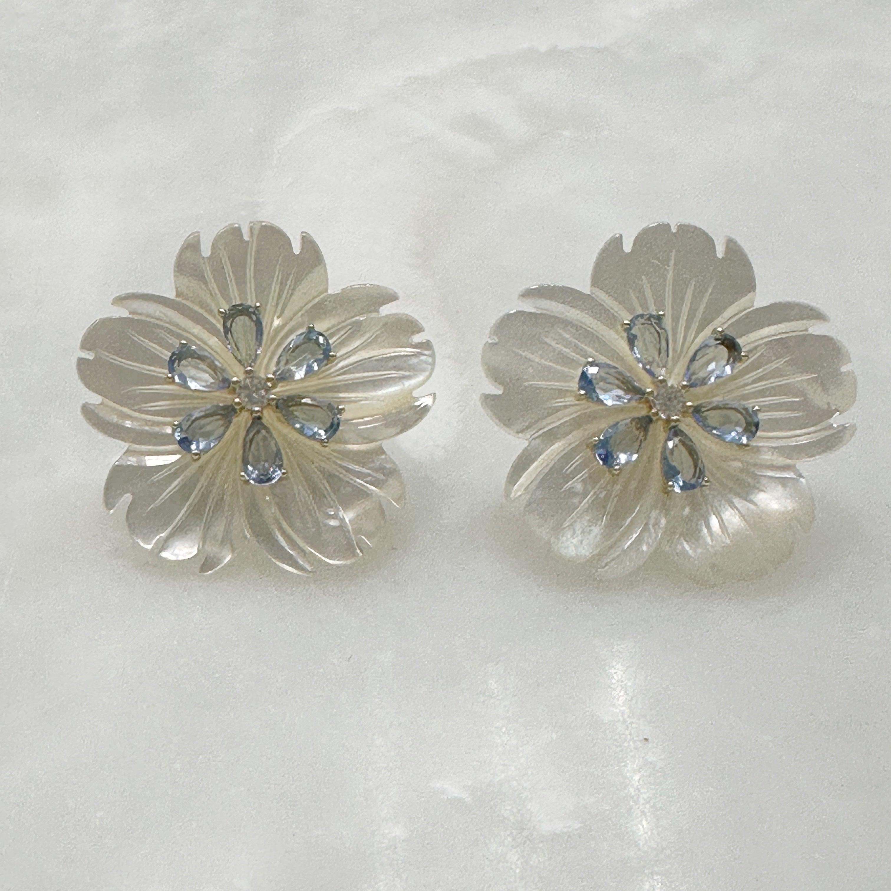 Aretes de Flor de Madre Perla y Plata Dorada 114-AR-L26A50