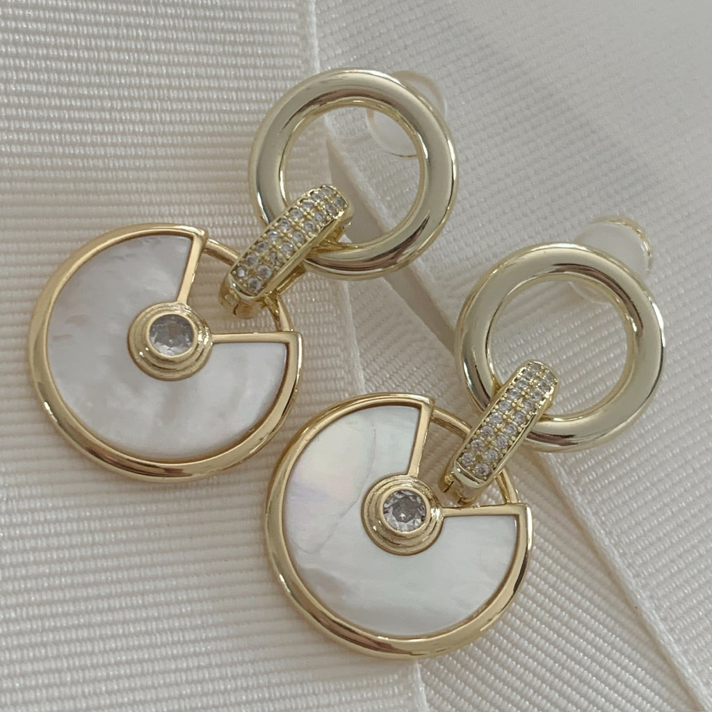 Elegantes Aretes Circulares Colgantes en Madre Perla y Plata Dorada con Circonias Modelo 66-AR-L25