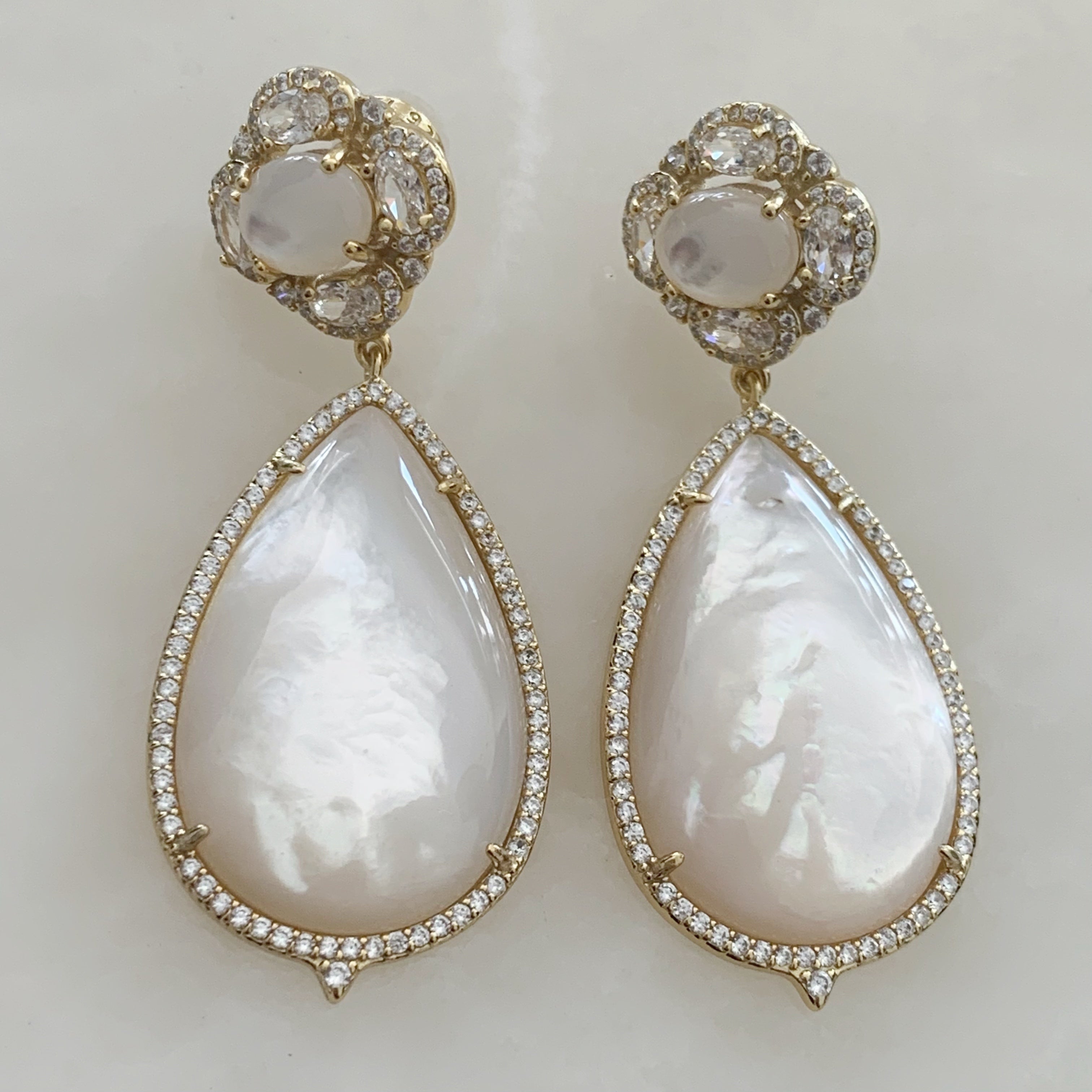 Aretes Largos De Gota en Madre Perla y Plata Dorada Modelo 52-AR-L50