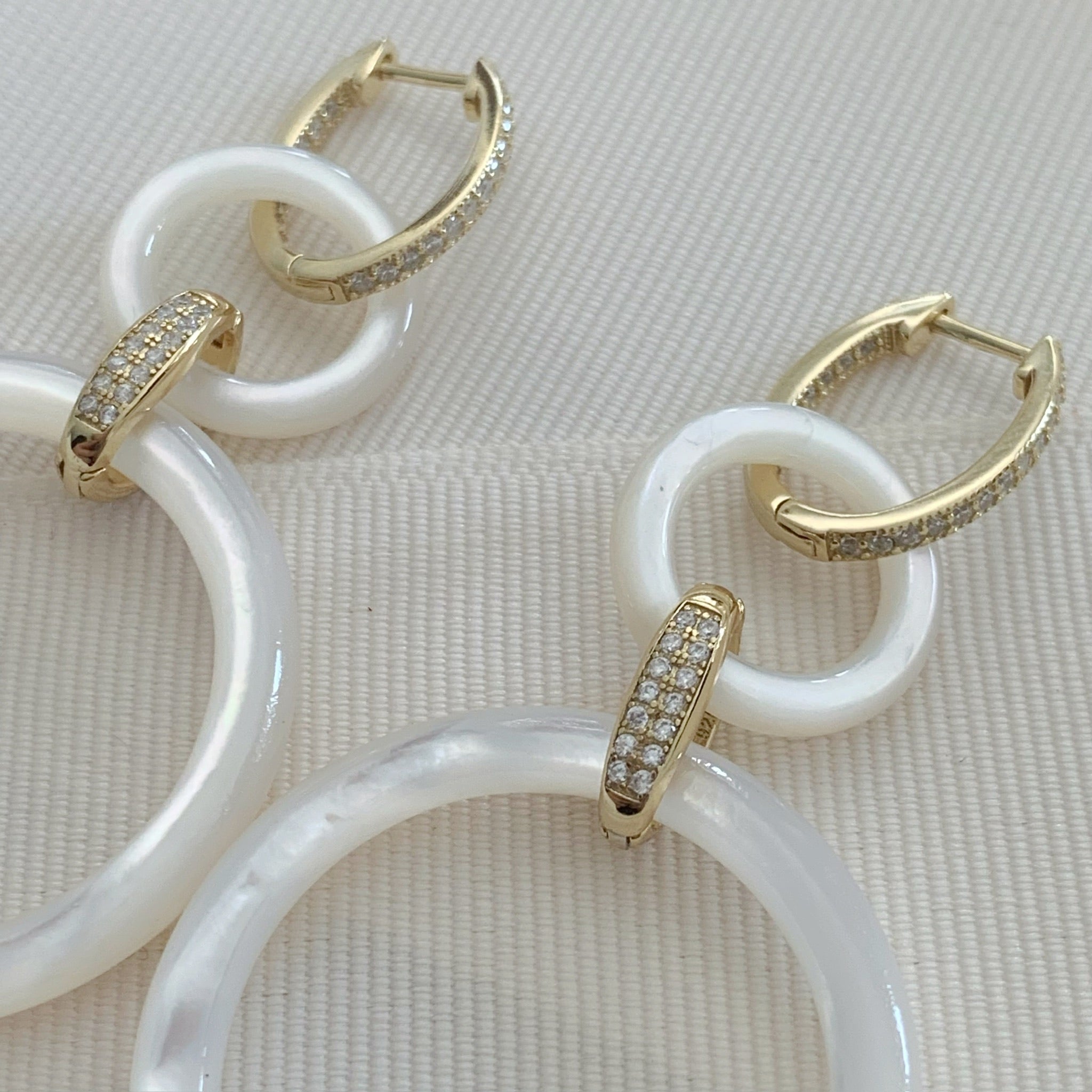 Fantásticos Aretes largos en Madre Perla y Plata Dorada Modelo 59-AR-L47A50