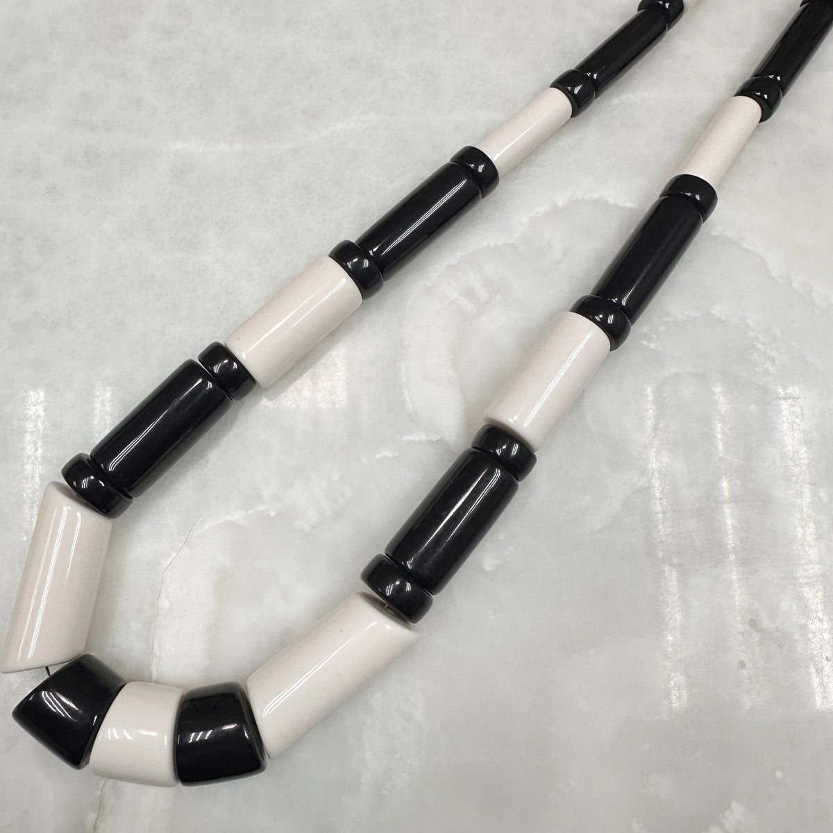 Pebbles Necklace Dark Noir/Off White con Brazalete incluido 39-CLN-L15A00