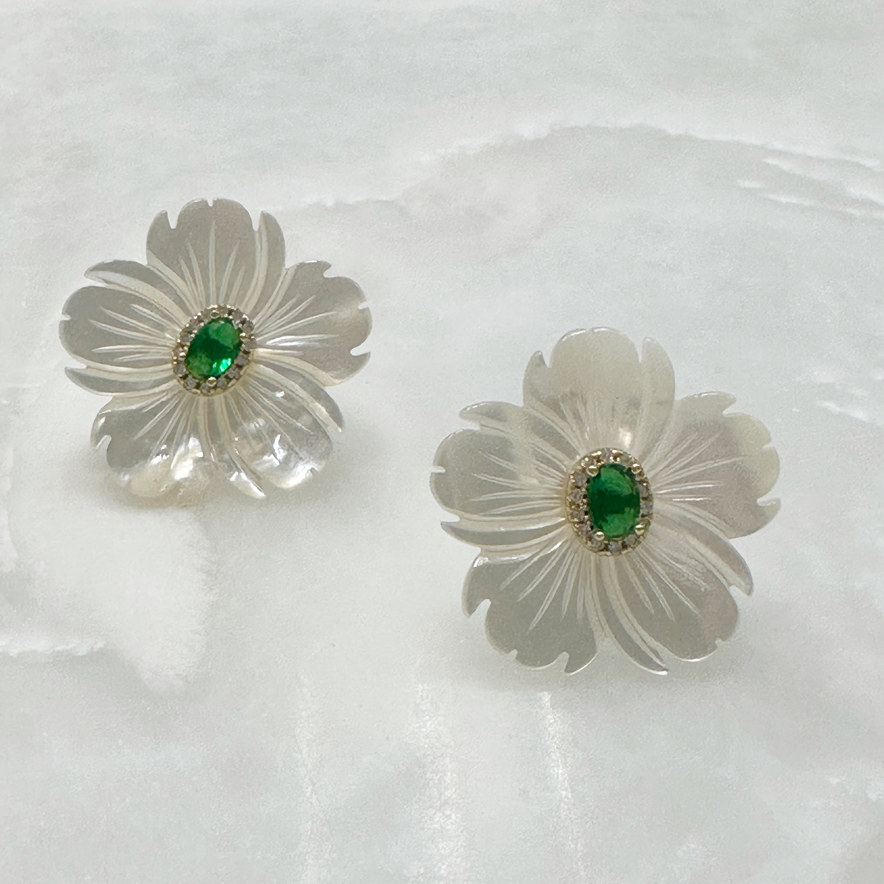 Aretes de Flor de Madre Perla y Plata Dorada 113-AR-L21A50
