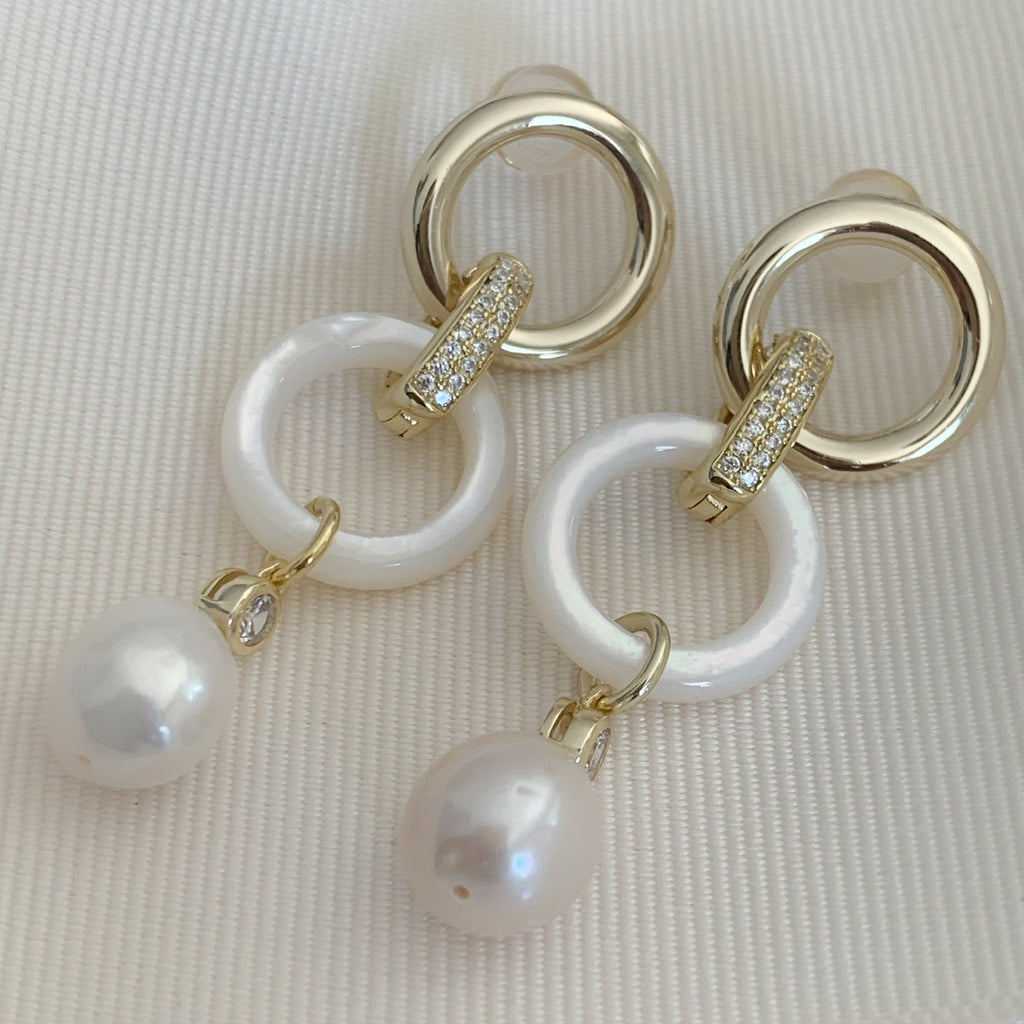 Elegantes Aretes colgantes en Madre Perla y Plata Dorada con Circonias Modelo 72-AR-L37