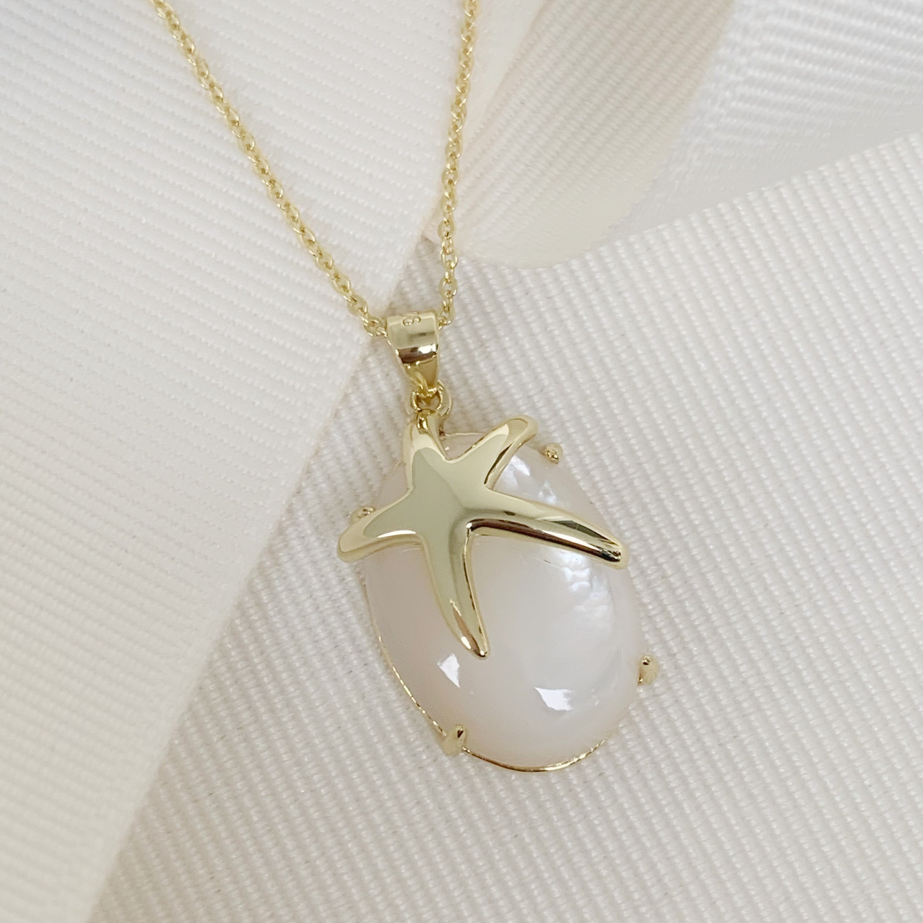 Cadena con Dije de Estrella de Mar en Madre Perla y Plata Dorada 45-PCE-L20A00