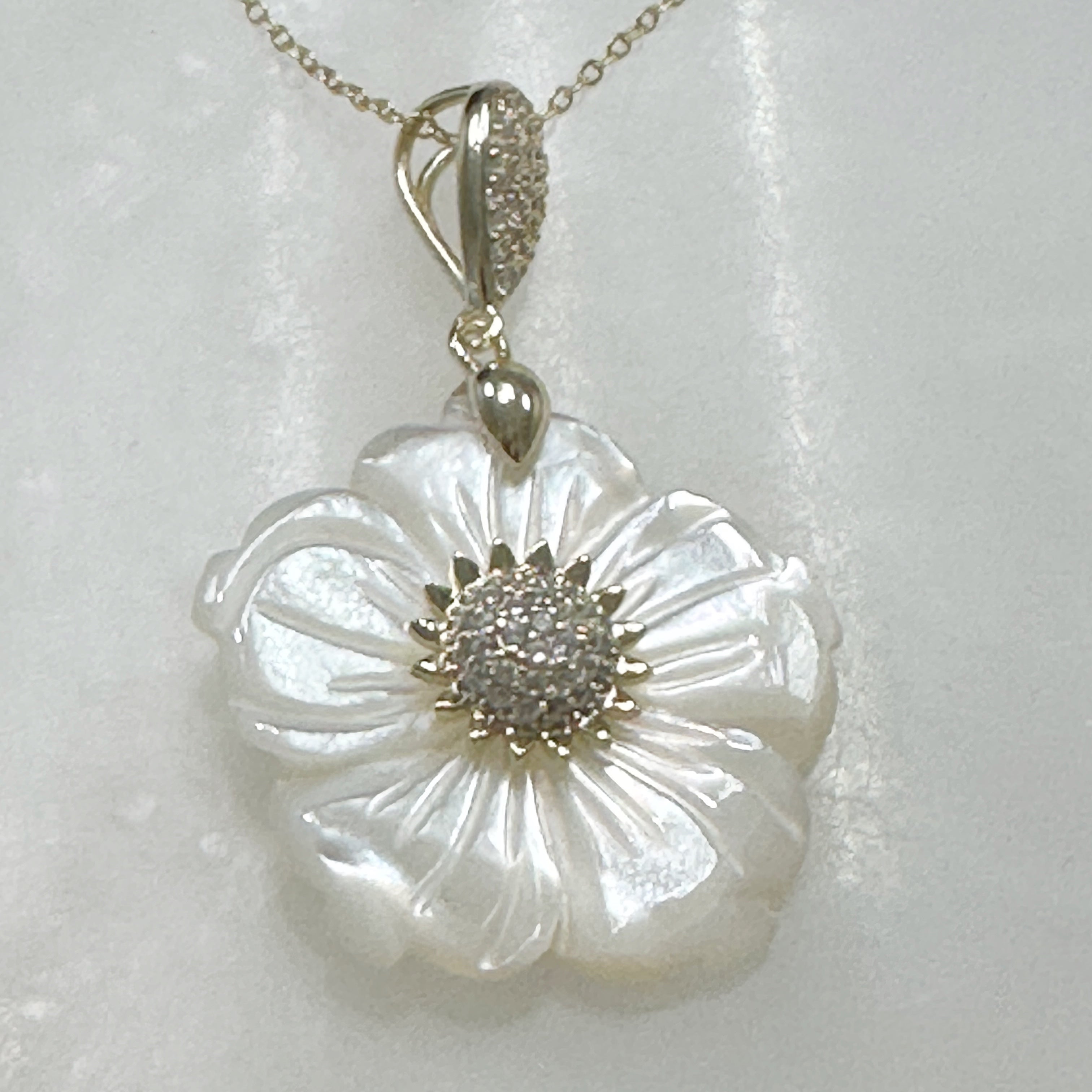 Exclusivo Juego de Cadena con Dije y Aretes en Plata Dorada 72-CD-AR-L29A00-L38A00