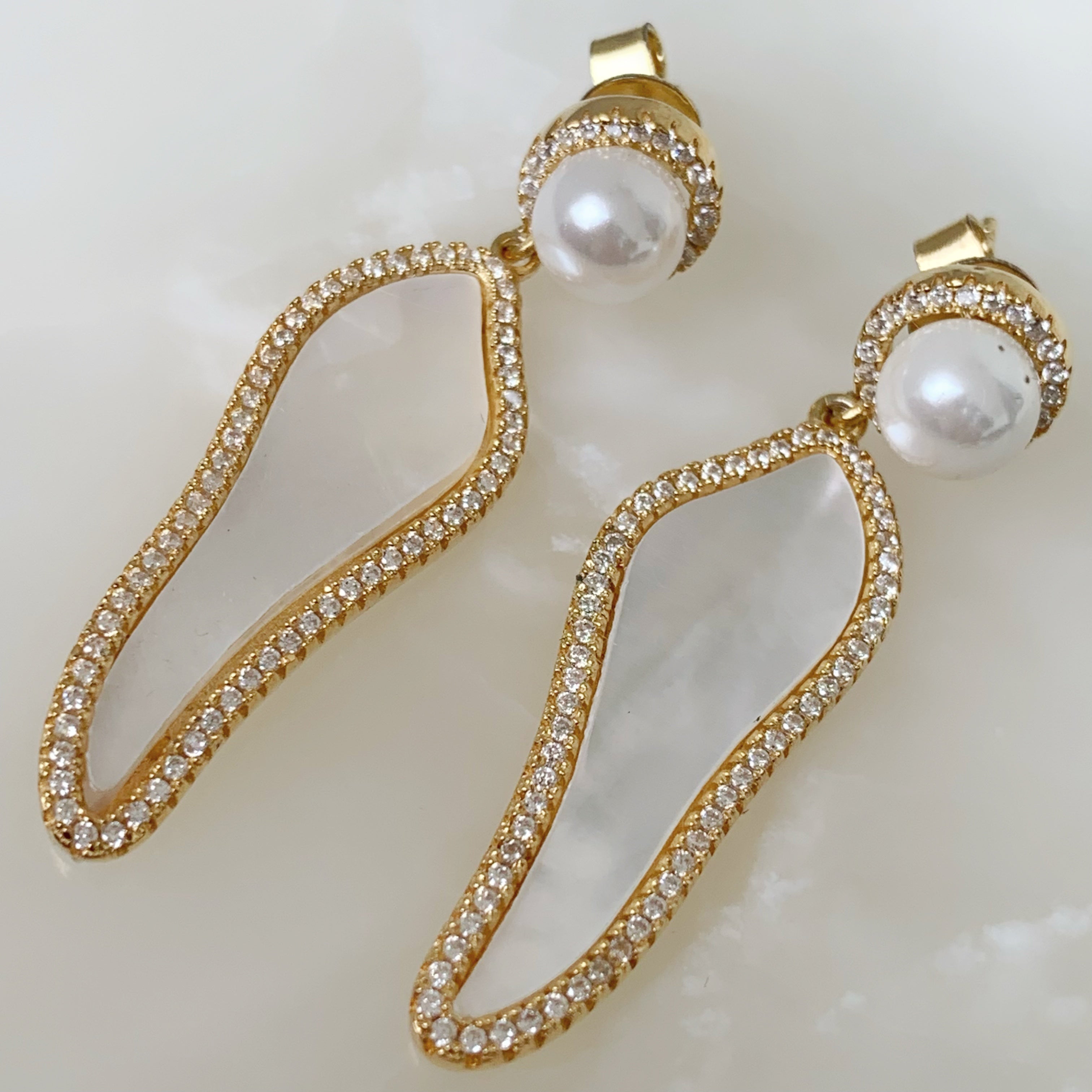 Divino Juego de Cadena con Dije y Aretes en Madre Perla y Plata Dorada 64-CD-AR-L27A50-L19A00
