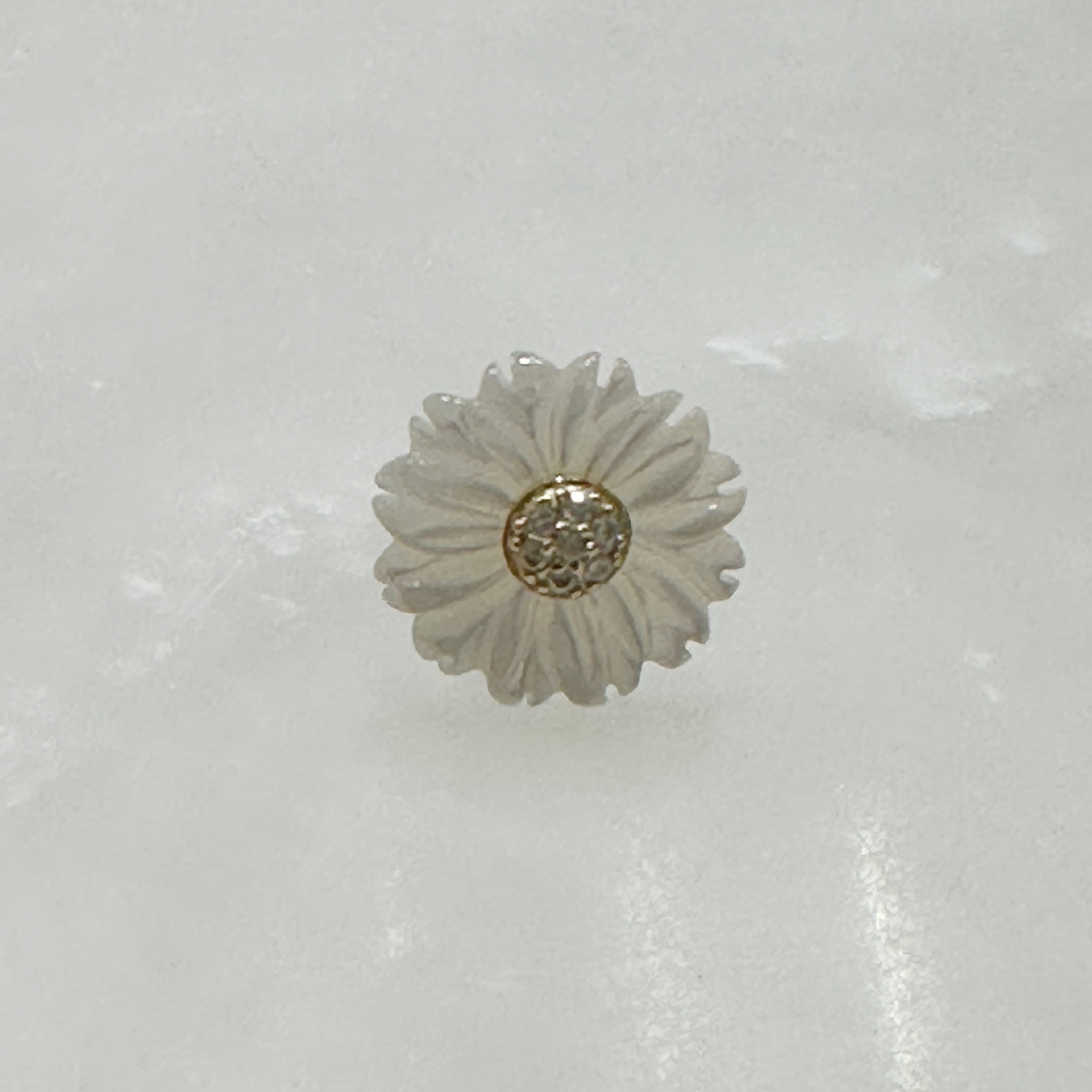 Aretes de Flor de Madre Perla y Plata Dorada 116-AR-L9A00