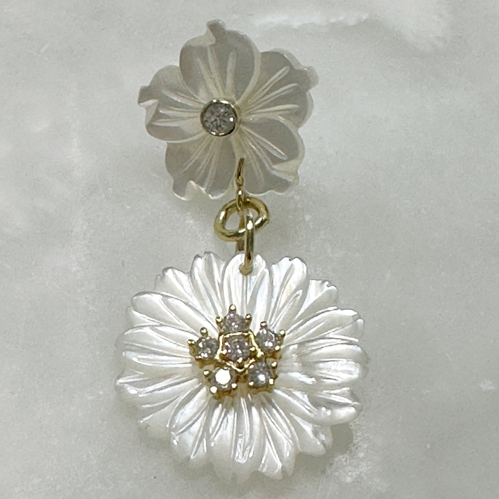 Aretes Colgantes de Flores en Madre Perla y Plata Dorada 107-AR-L27A50