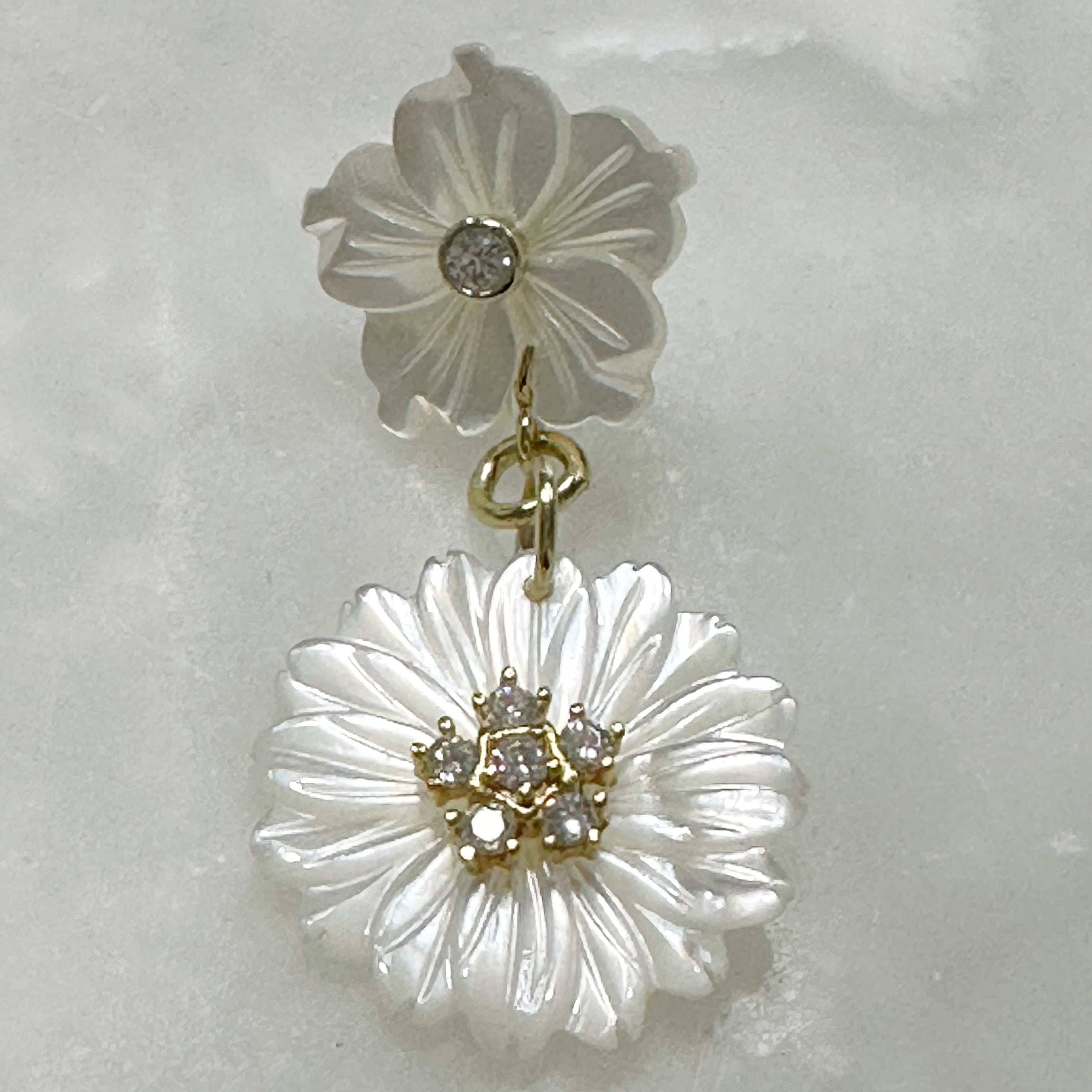 Aretes Colgantes de Flores en Madre Perla y Plata Dorada 107-AR-L27A50