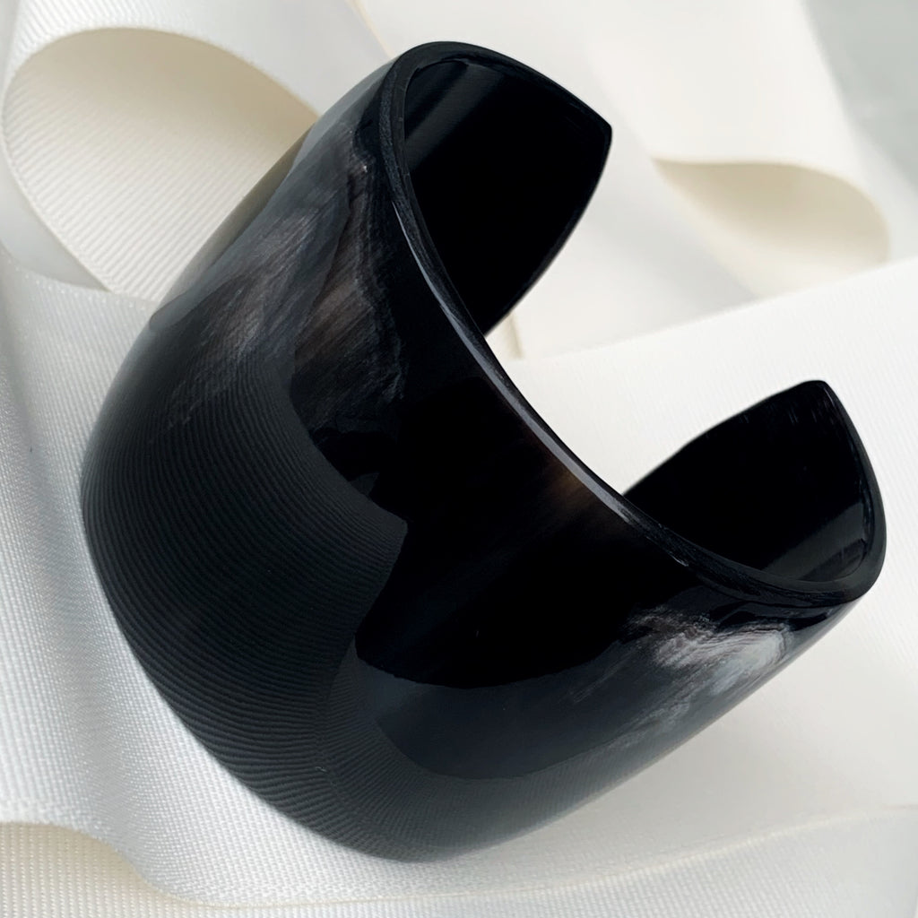 Brazalete de Nepal en Hueso de Búfalo de Agua 10-BN-L12A00
