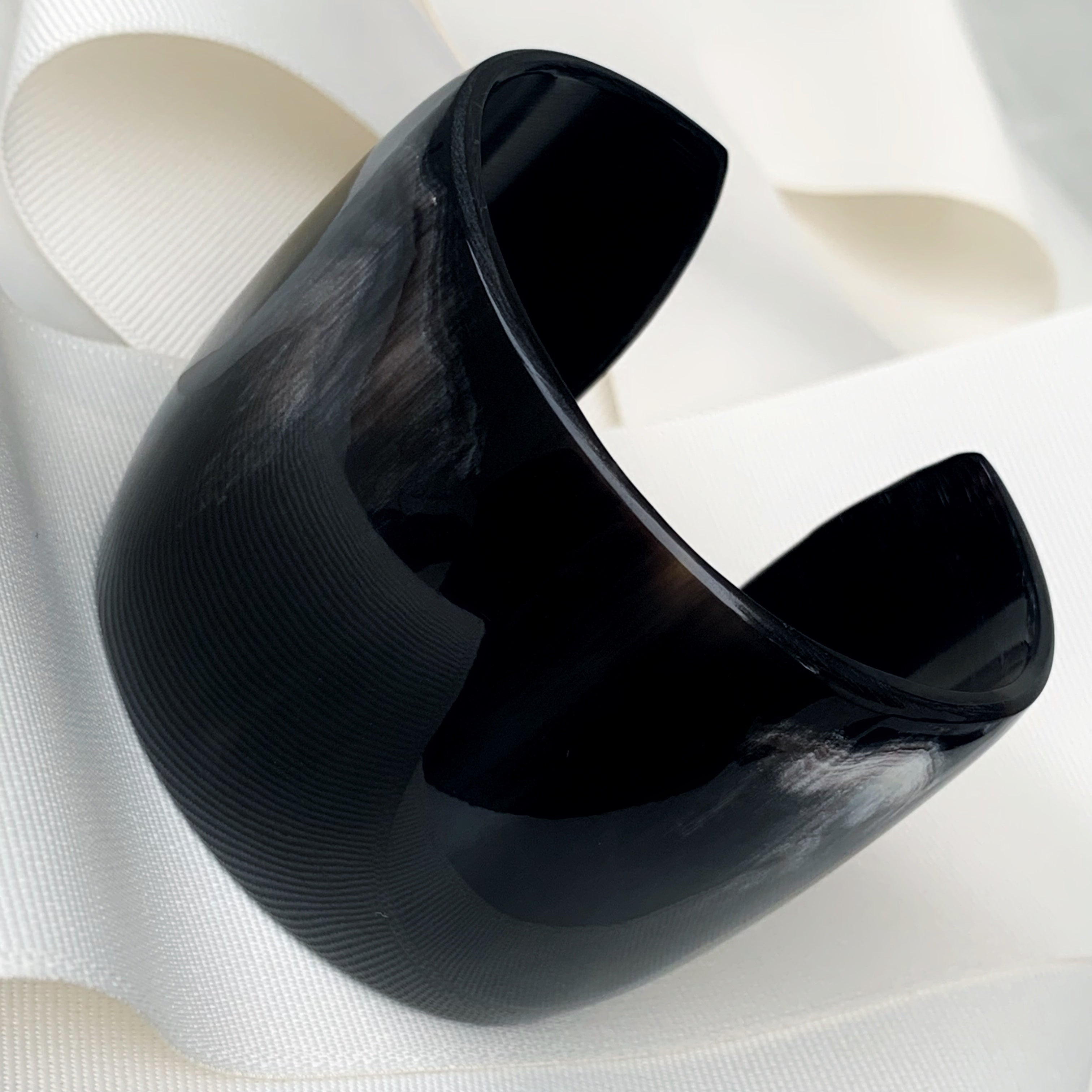 Brazalete de Nepal en Hueso de Búfalo de Agua 10-BN-L12A00