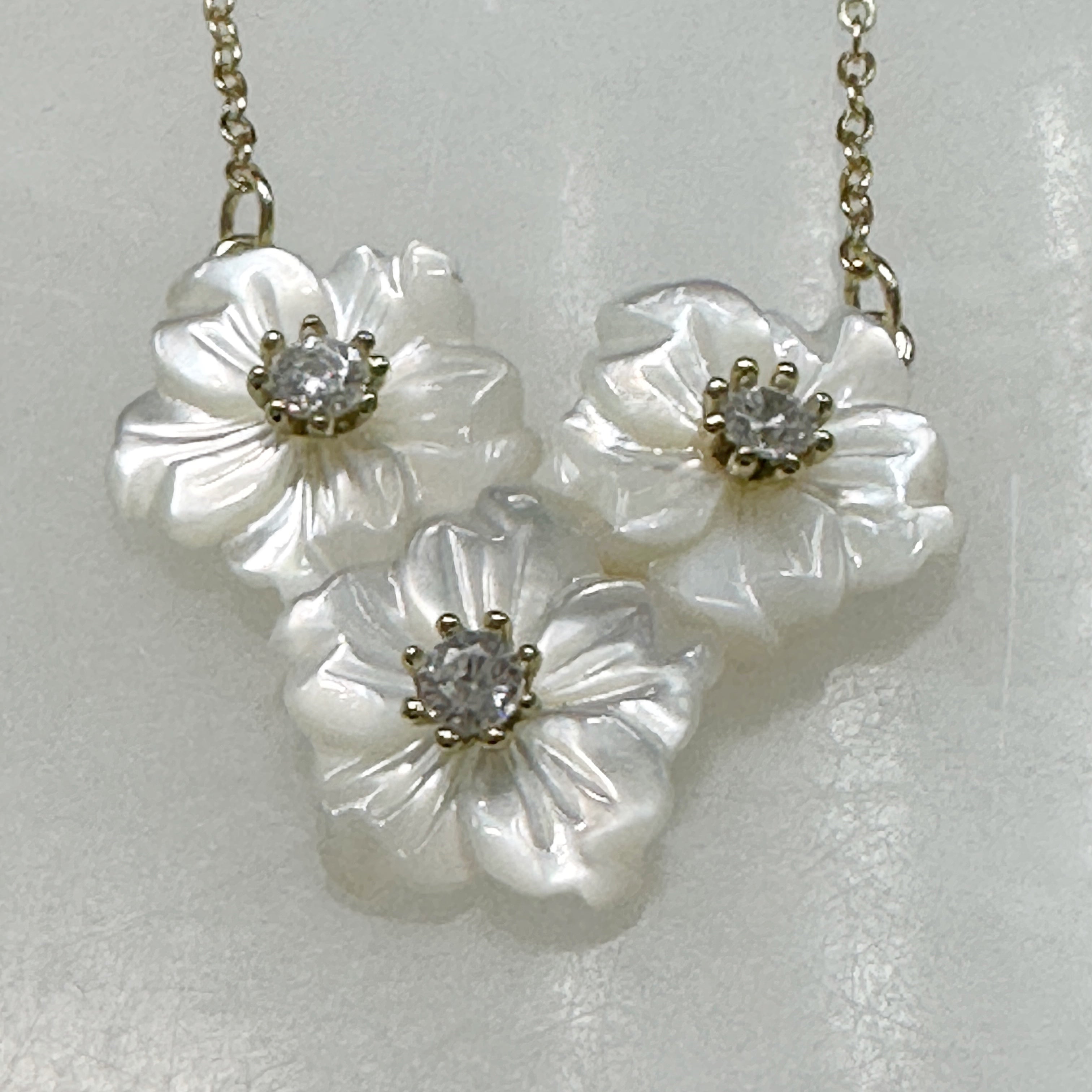 Exclusivo Juego de Cadena con Dijes y Aretes en Plata Dorada 70-CD-AR-L15A50-L18A00