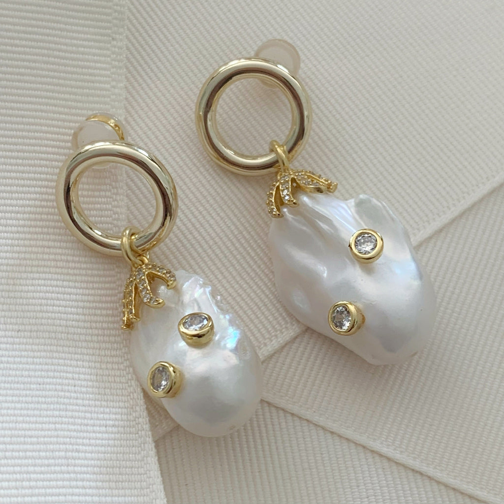 Elegantes Aretes colgantes en Madre Perla y Plata Dorada con Circonias Modelo 76-AR-L53