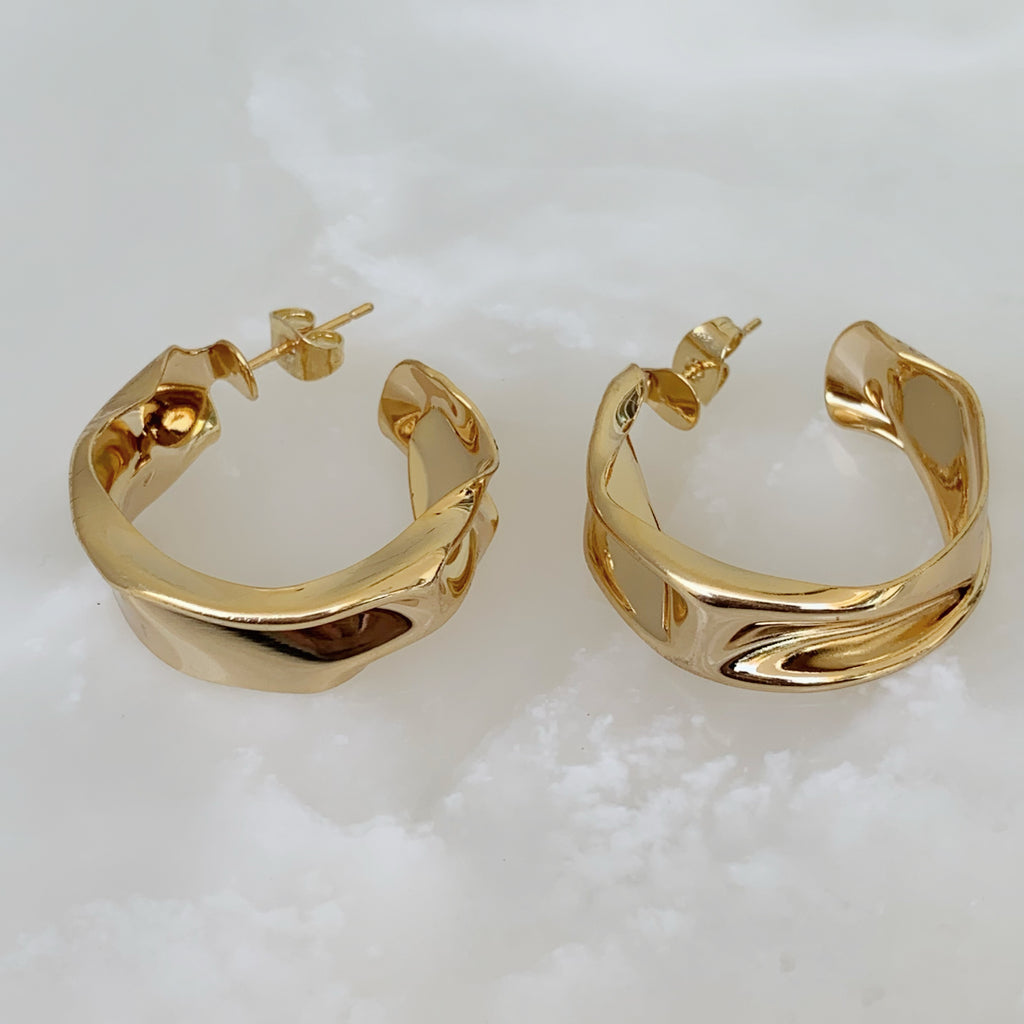 Brilla con Estilo Hoops Earrings en Oro Laminado 22-ARL-135