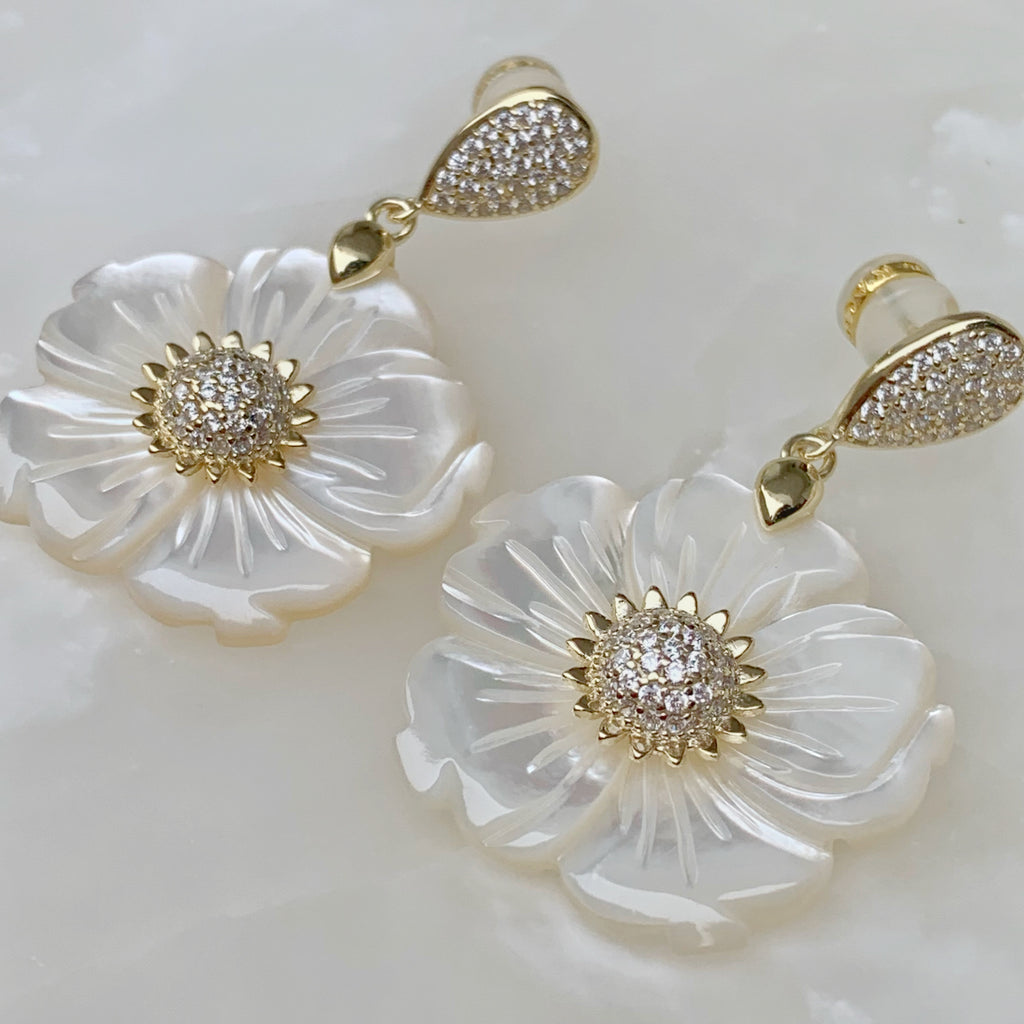 Aretes de Flor en Madre Perla y Plata Dorada Modelo 83-AR-L38A00