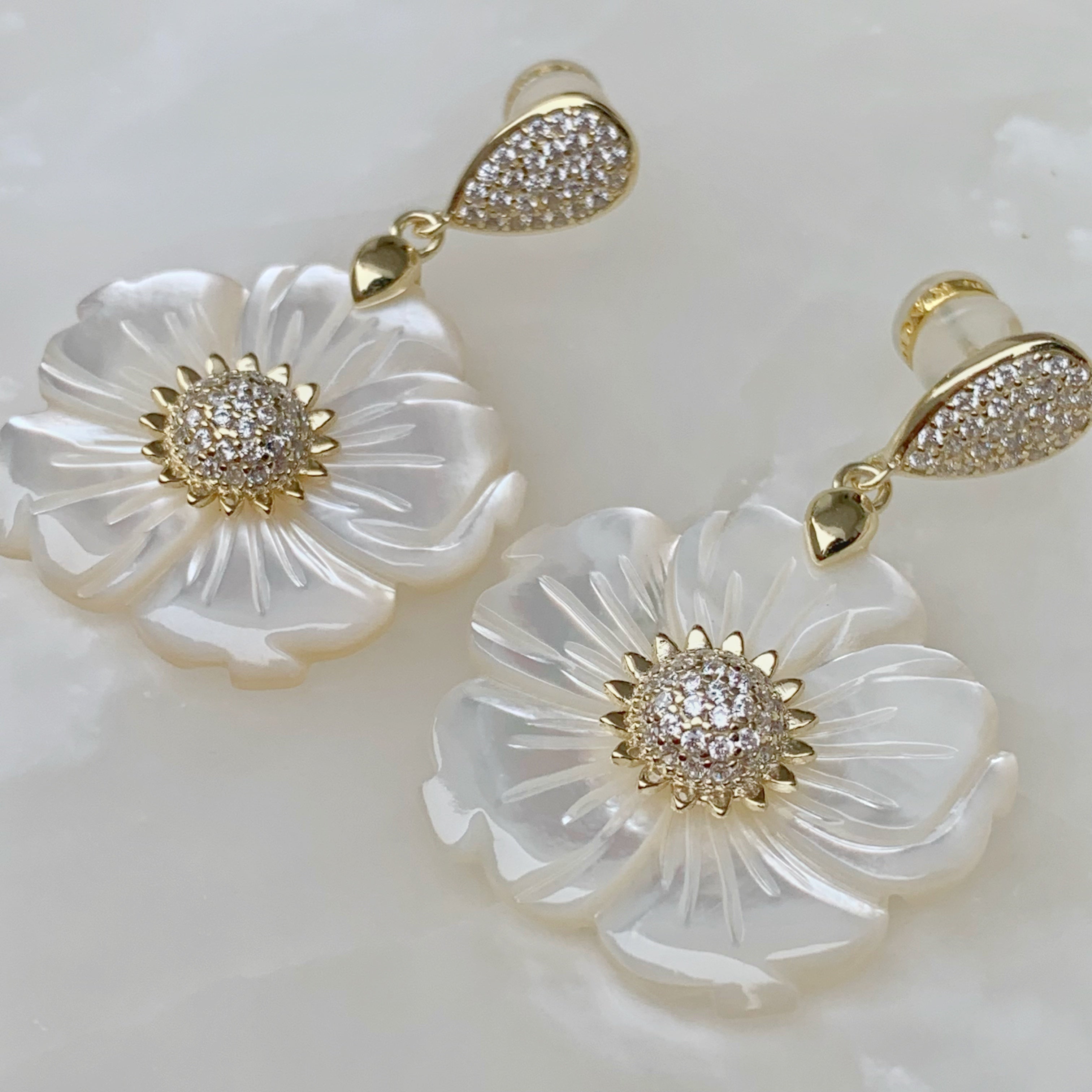 Aretes de Flor en Madre Perla y Plata Dorada Modelo 83-AR-L38A00