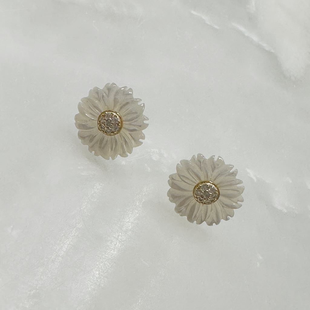 Aretes de Flor de Madre Perla y Plata Dorada 116-AR-L9A00