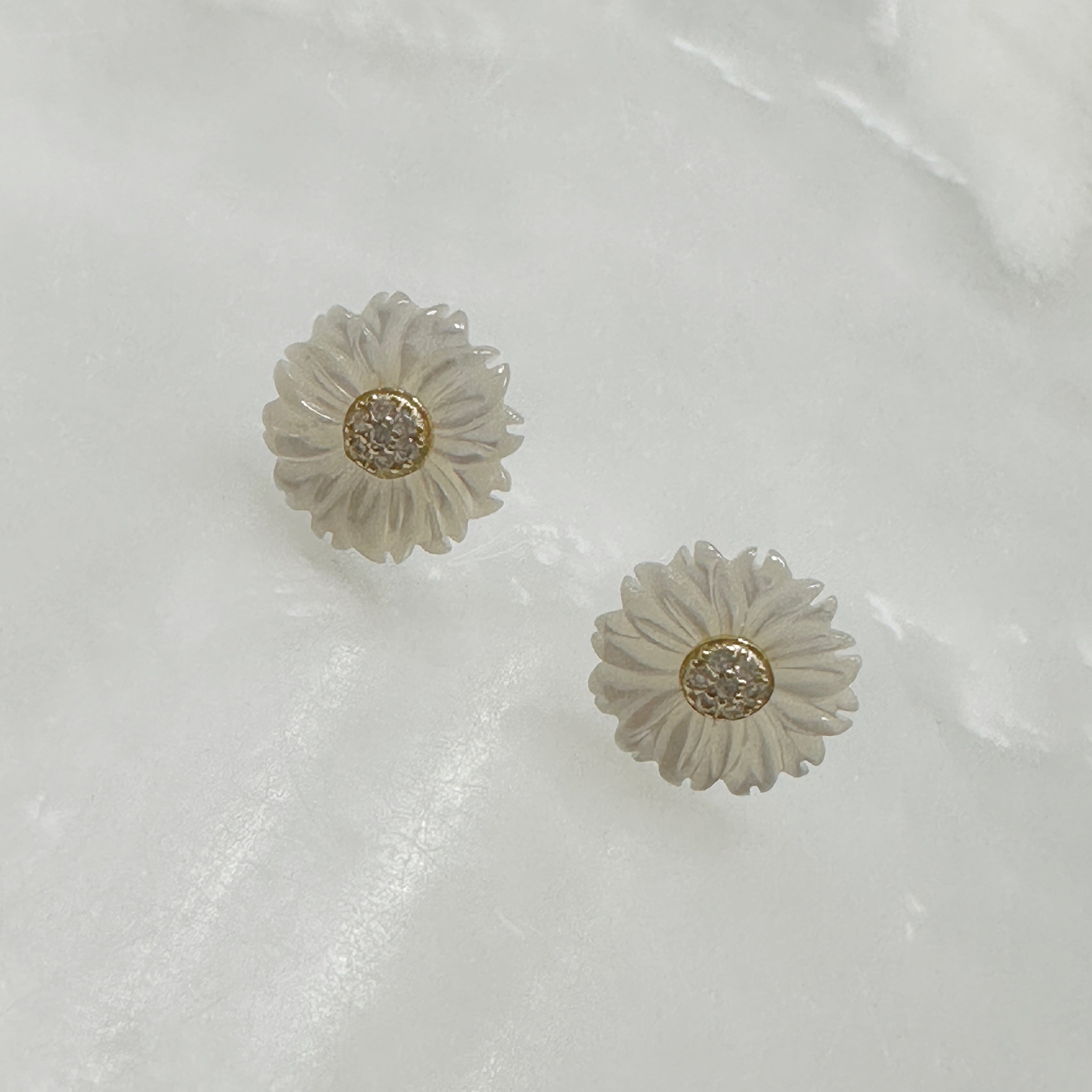 Aretes de Flor de Madre Perla y Plata Dorada 116-AR-L9A00