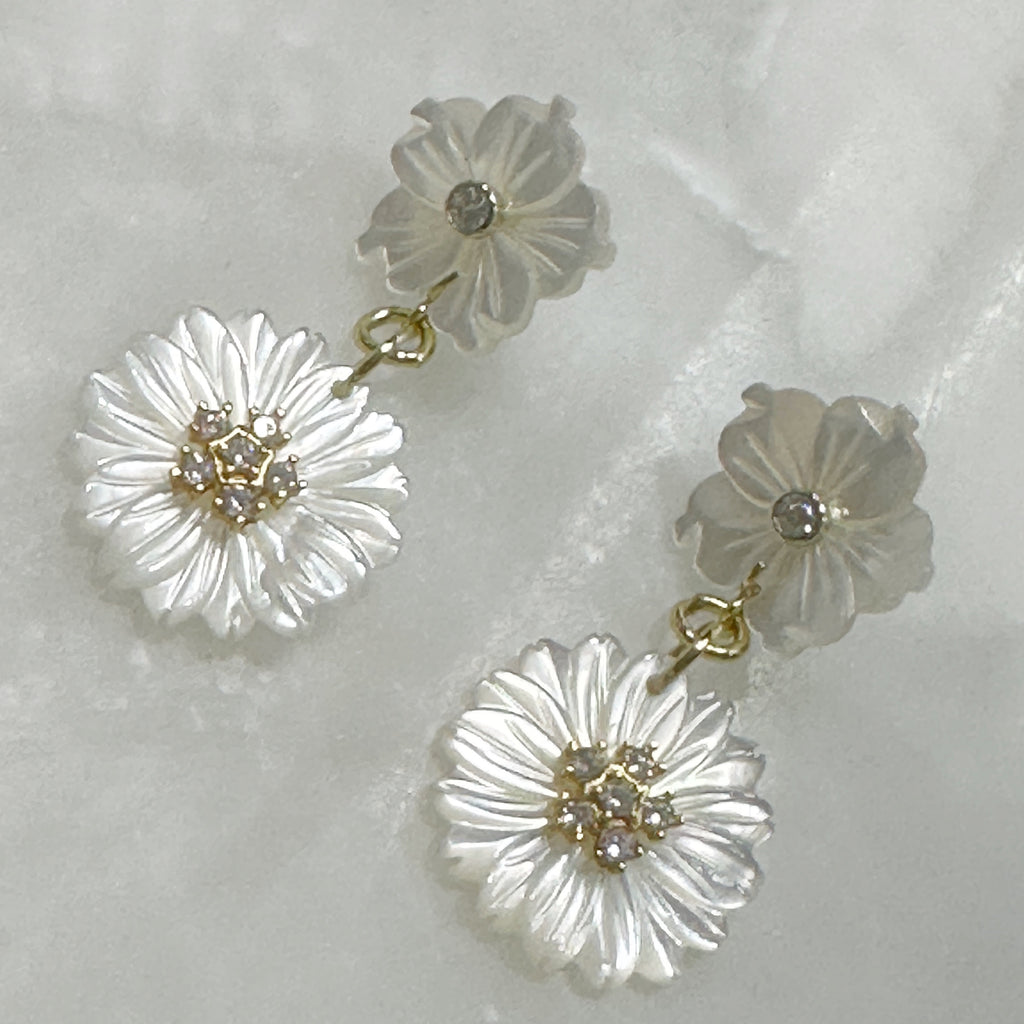 Aretes Colgantes de Flores en Madre Perla y Plata Dorada 107-AR-L27A50