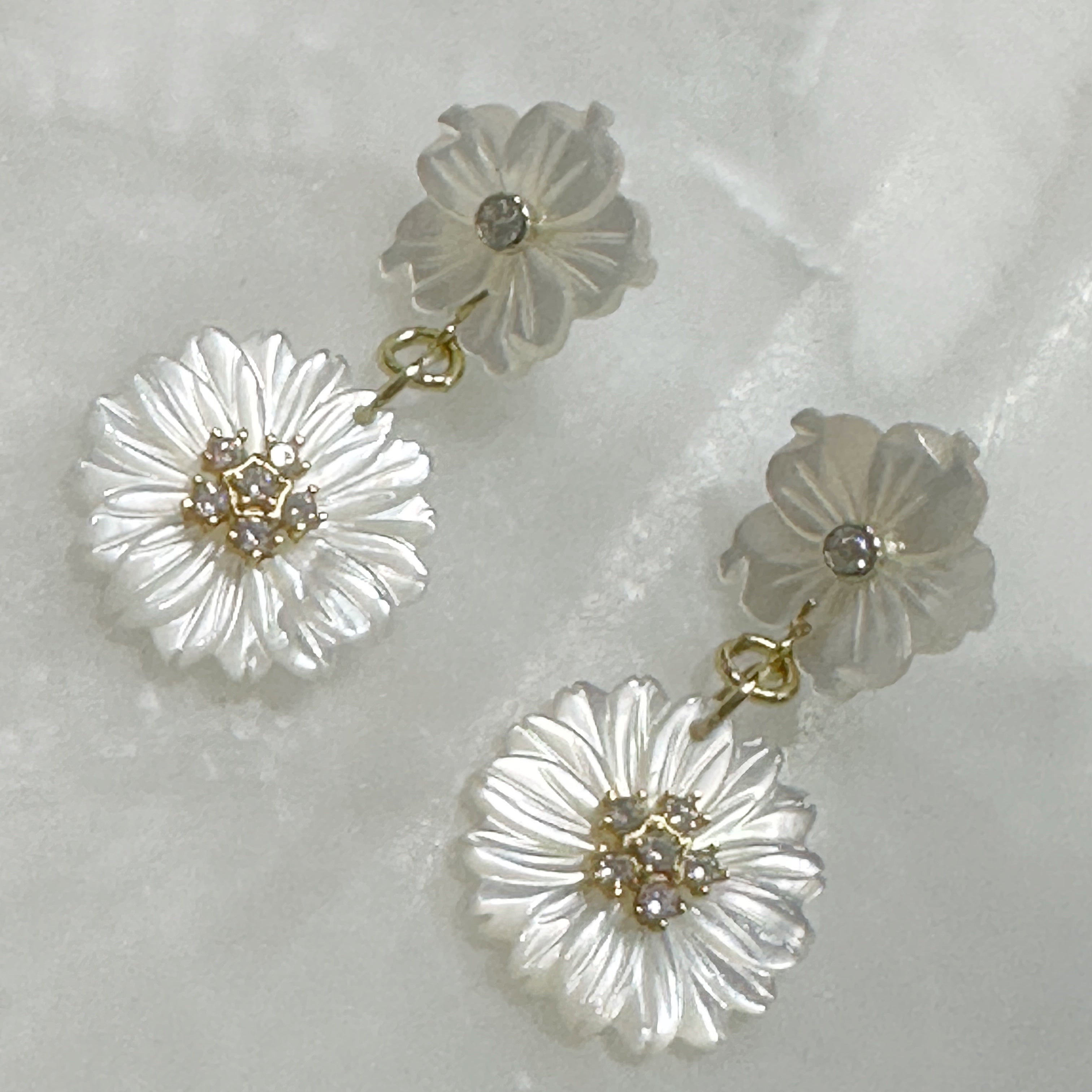 Aretes Colgantes de Flores en Madre Perla y Plata Dorada 107-AR-L27A50