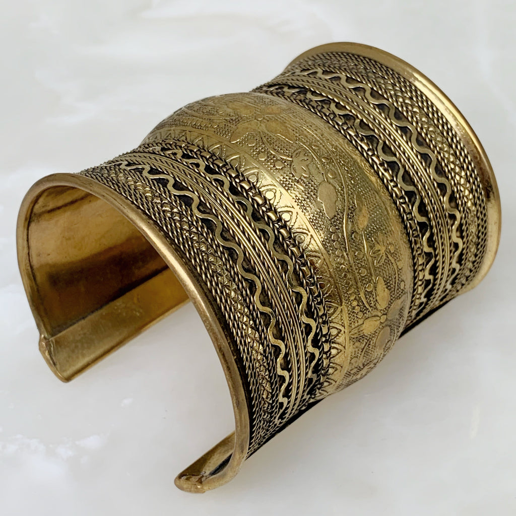 Hermoso Brazalete de Nepal en Brass 08-BNB-L8A00