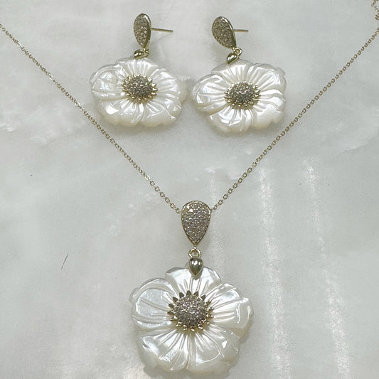 Exclusivo Juego de Cadena con Dije y Aretes en Plata Dorada 72-CD-AR-L29A00-L38A00