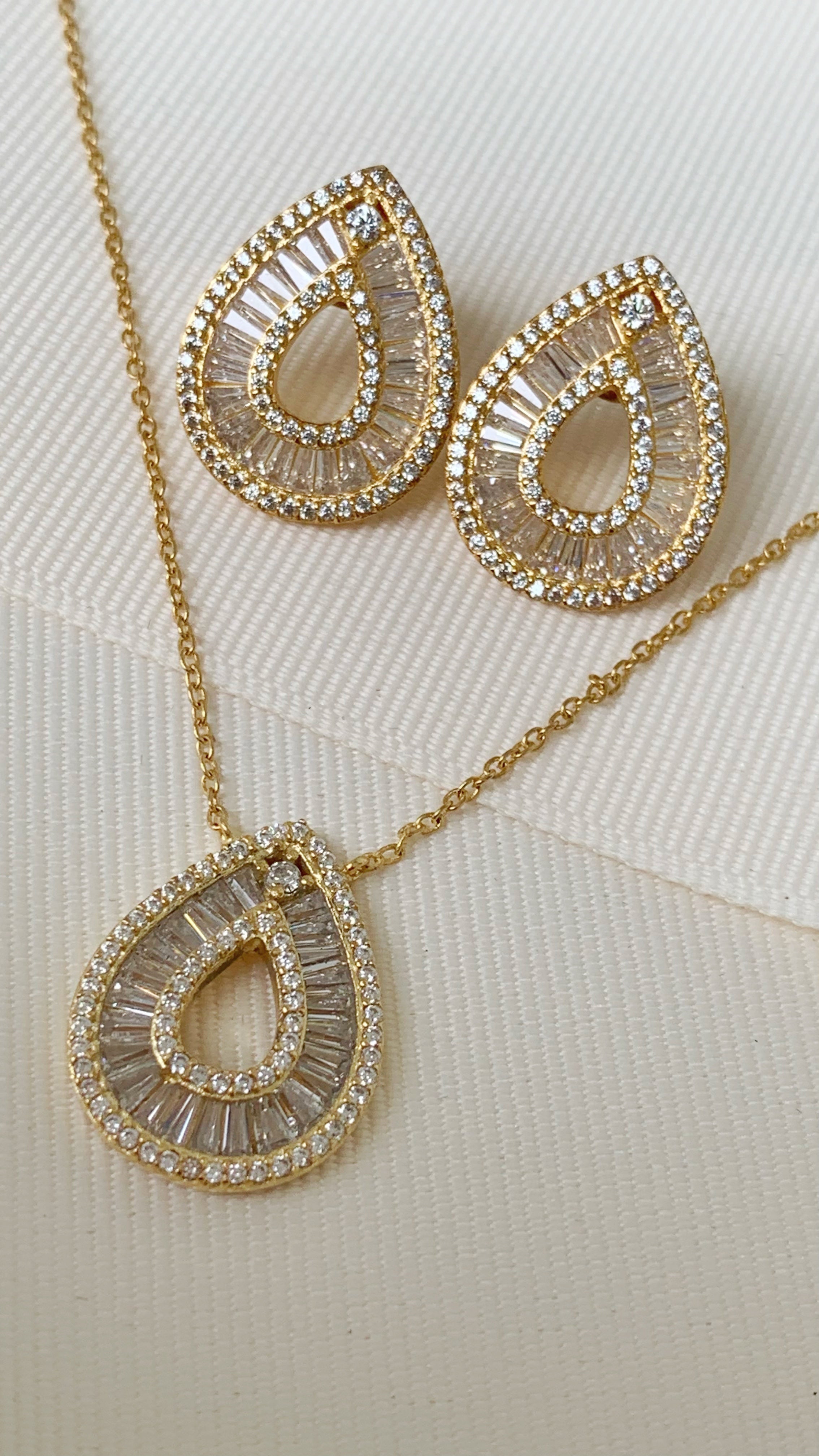 Exquisito Juego de Cadena con Dije y Aretes en Plata Dorada 63-CD-AR-L27A25-L17A75