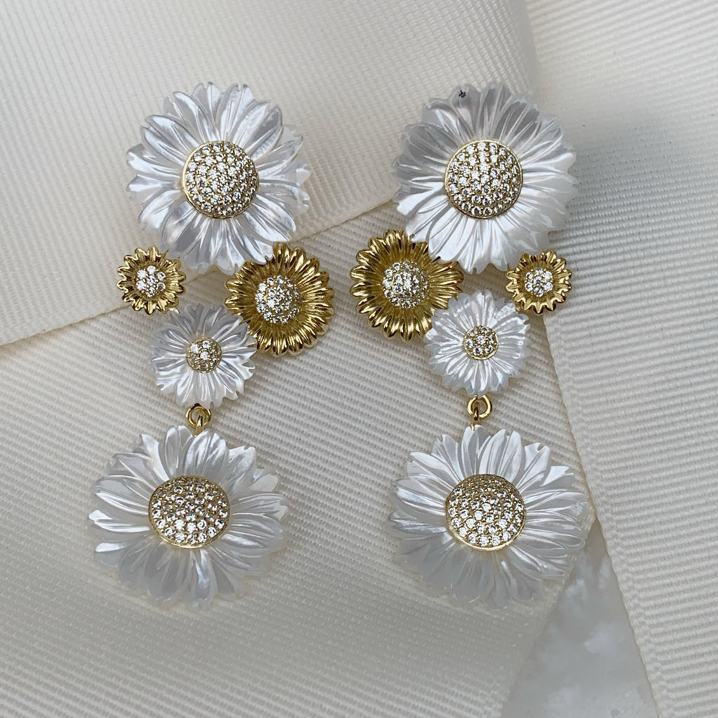 Aretes de Flor en Madre Perla y Plata Dorada Modelo 84-AR-L46A50