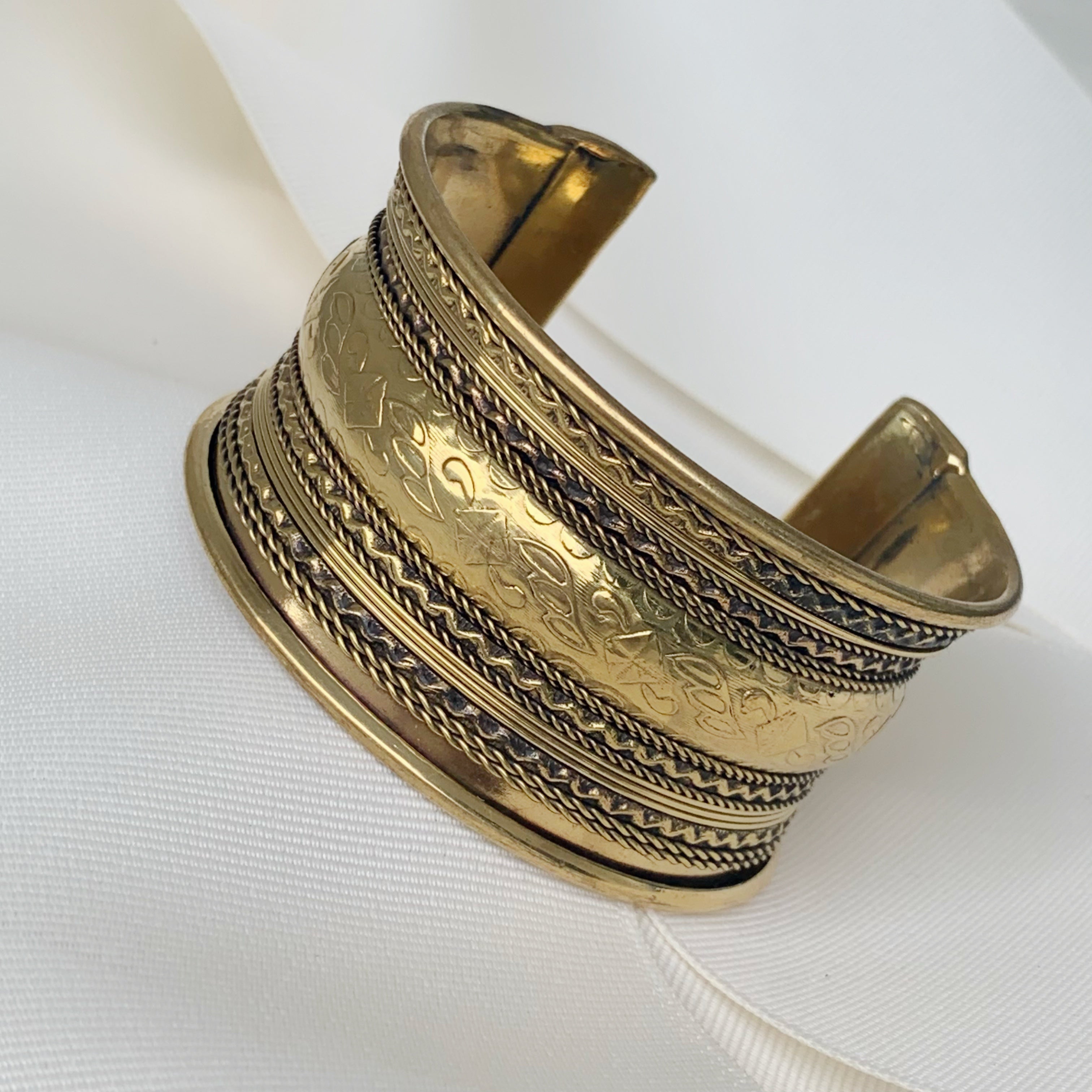 Hermoso Brazalete de Nepal en Brass 04-BNB-L6A00