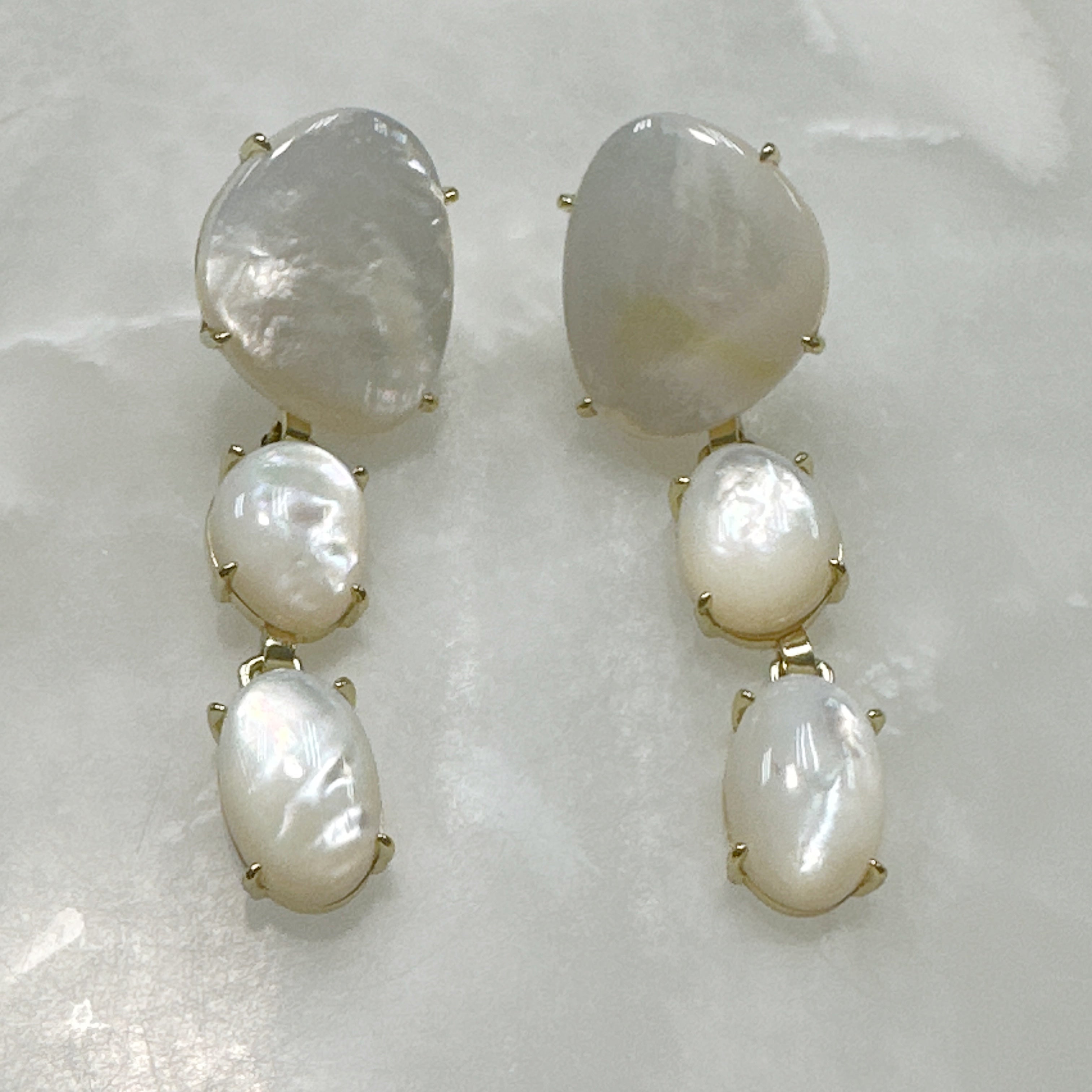 Aretes Colgantes de Madre Perla y Plata Dorada 119-AR-L45A00