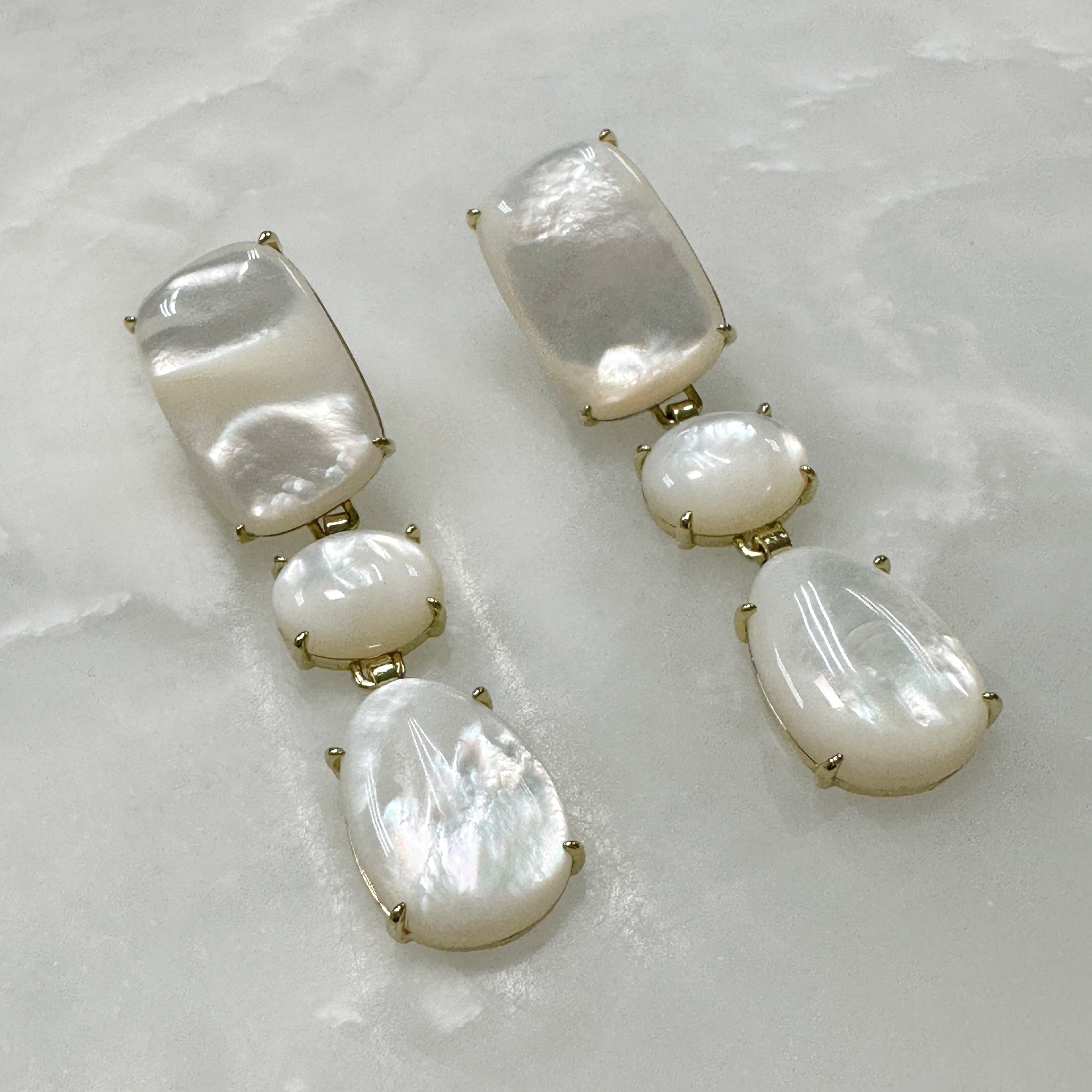 Aretes Colgantes en Madre Perla y Plata Dorada 103-AR-L49A25