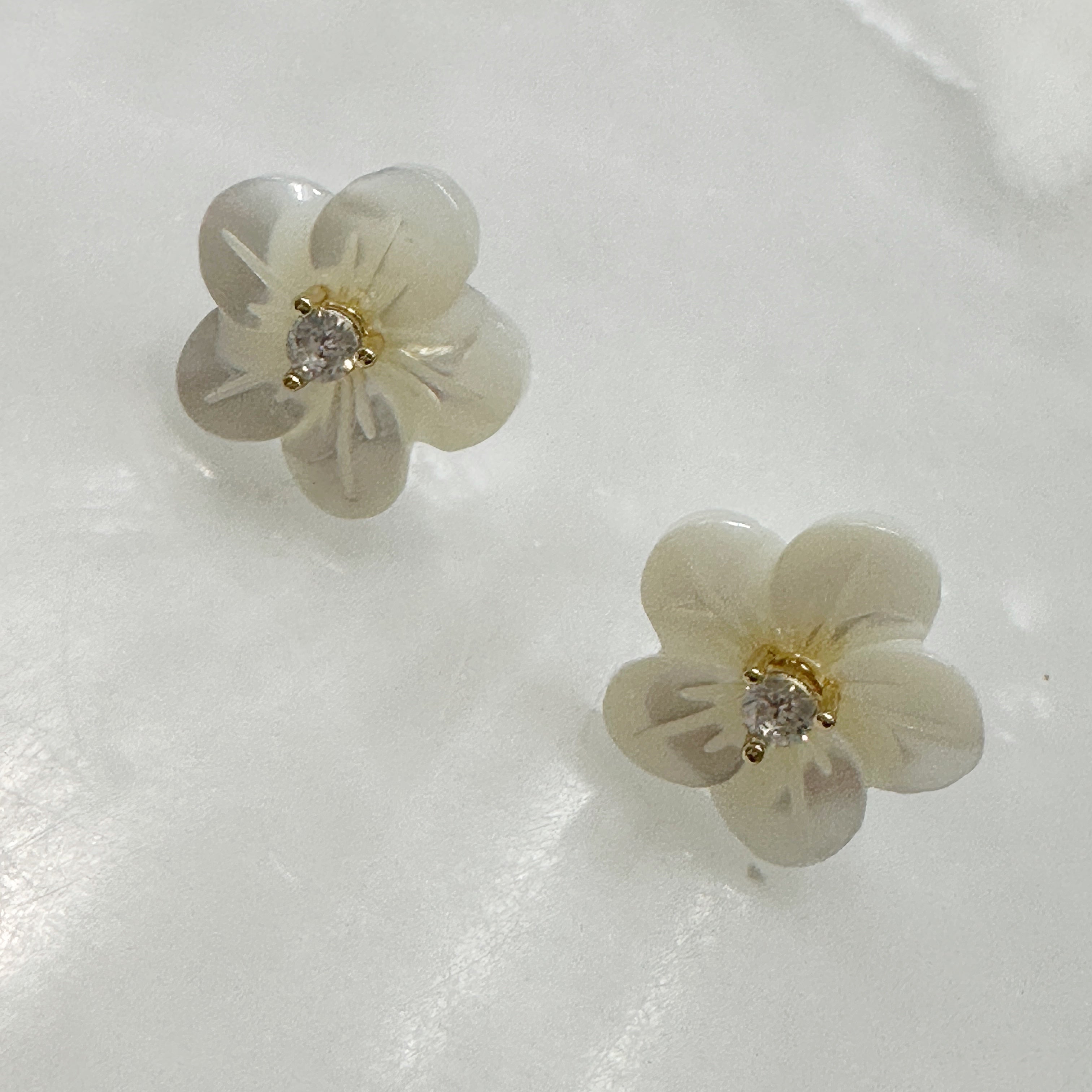Aretes de Flor en Madre Perla y Plata Dorada 108-AR-L12A00