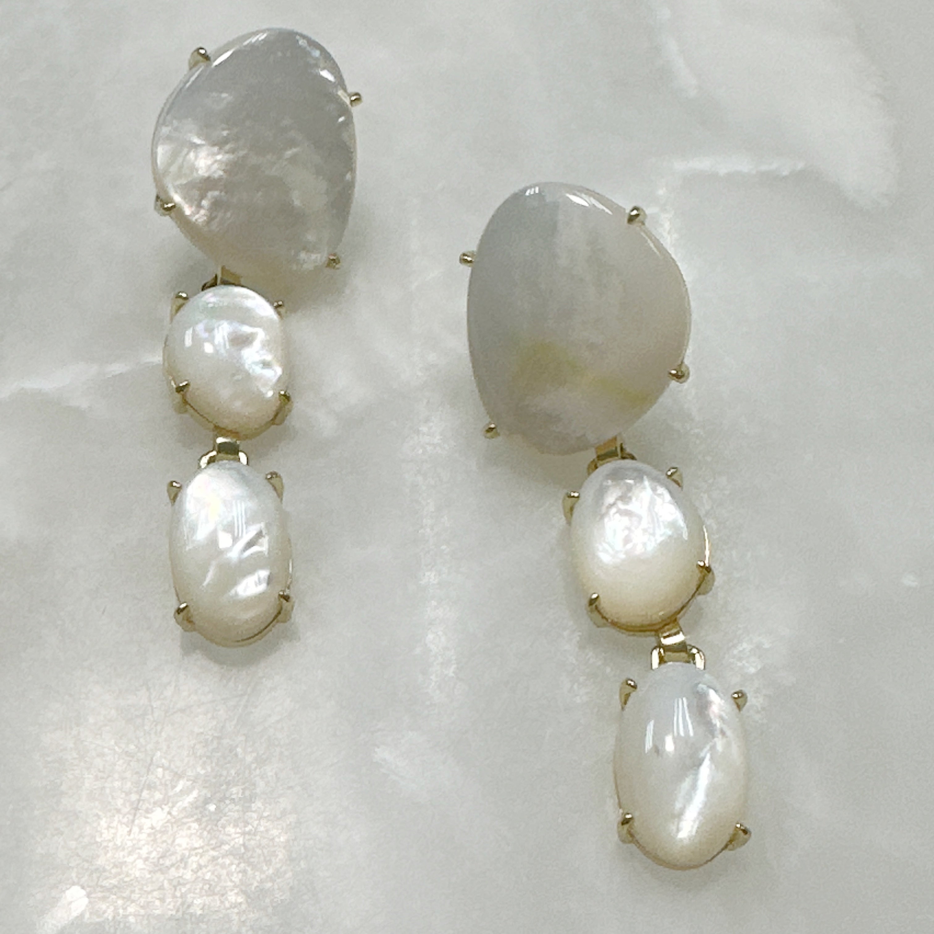 Aretes Colgantes de Madre Perla y Plata Dorada 119-AR-L45A00