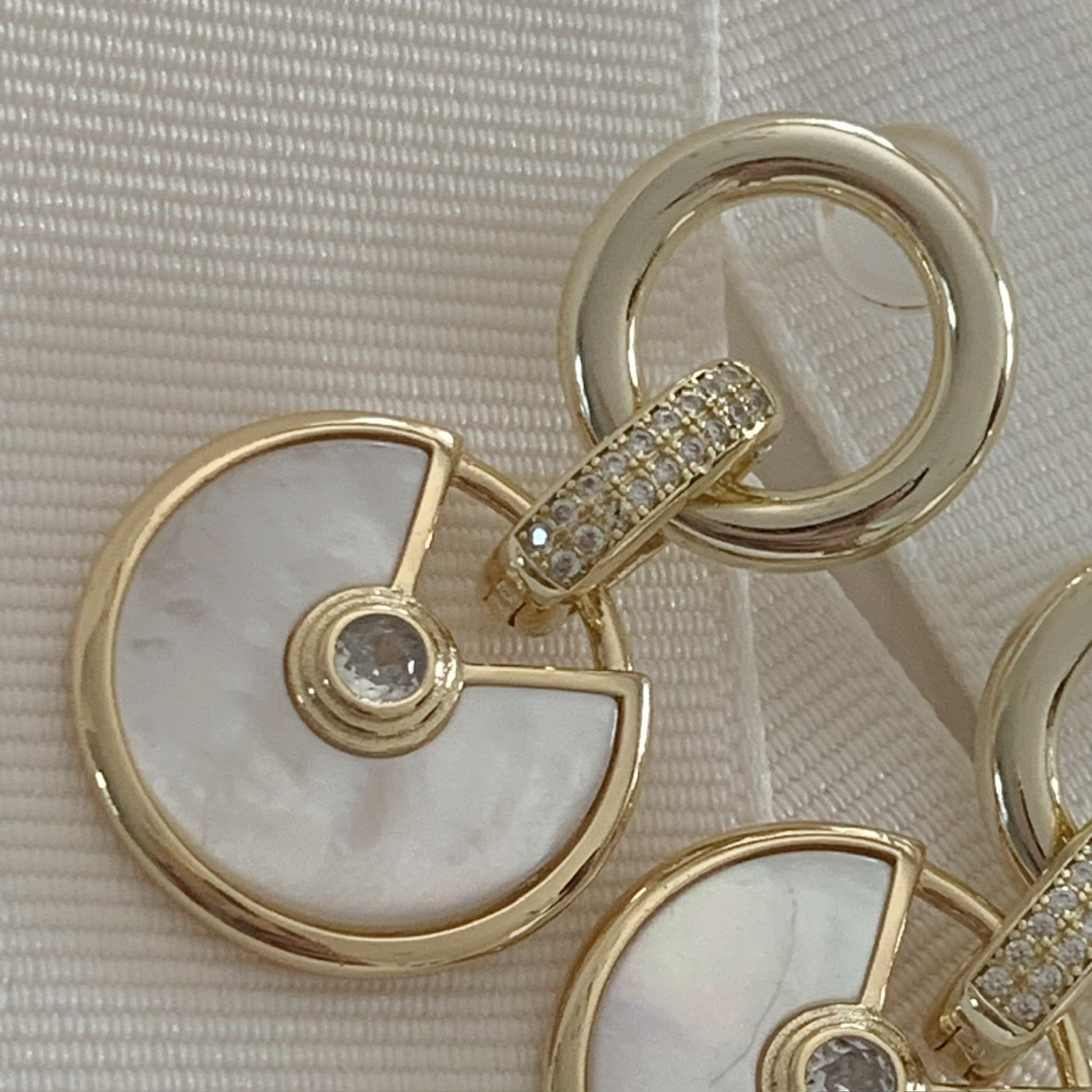 Elegantes Aretes Circulares Colgantes en Madre Perla y Plata Dorada con Circonias Modelo 66-AR-L25