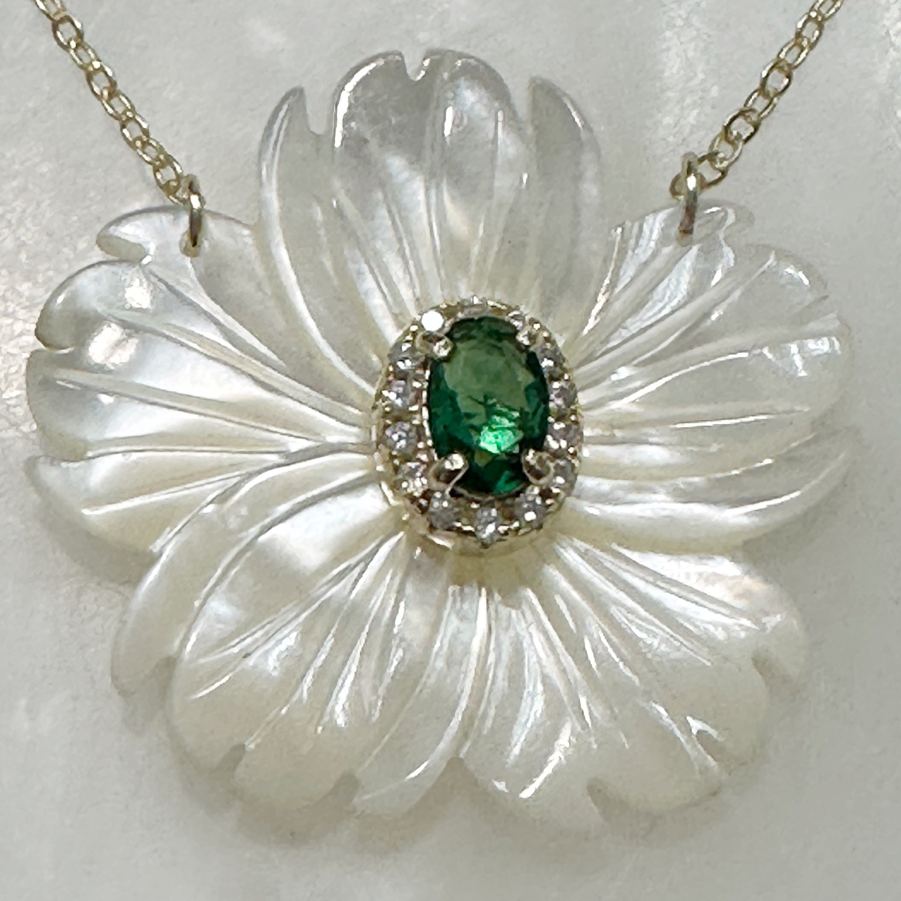 Exclusivo Juego de Cadena con Dije y Aretes en Plata Dorada 76-CD-AR-L17A50-L21A50